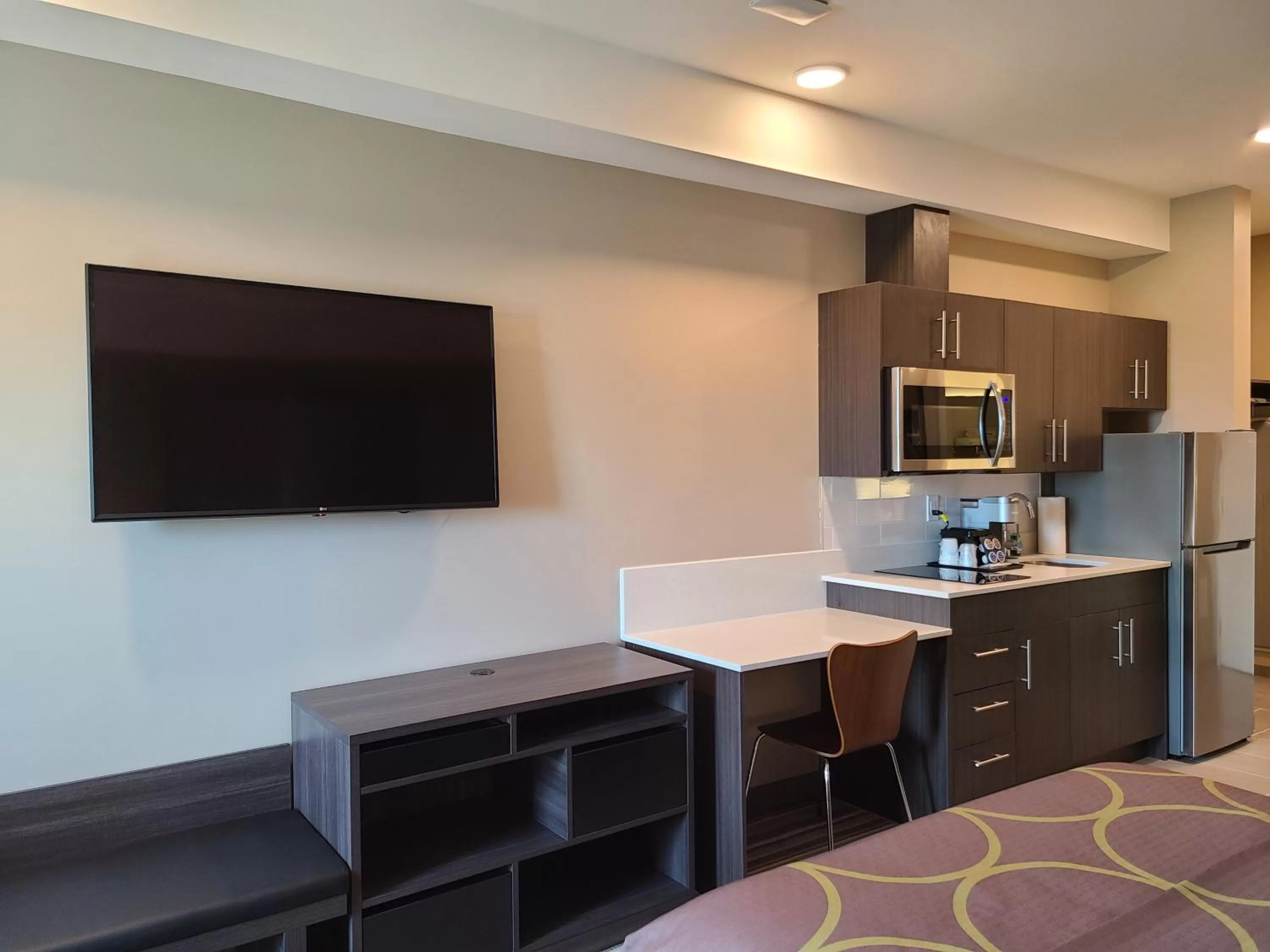 Super 8 by Wyndham Thompson