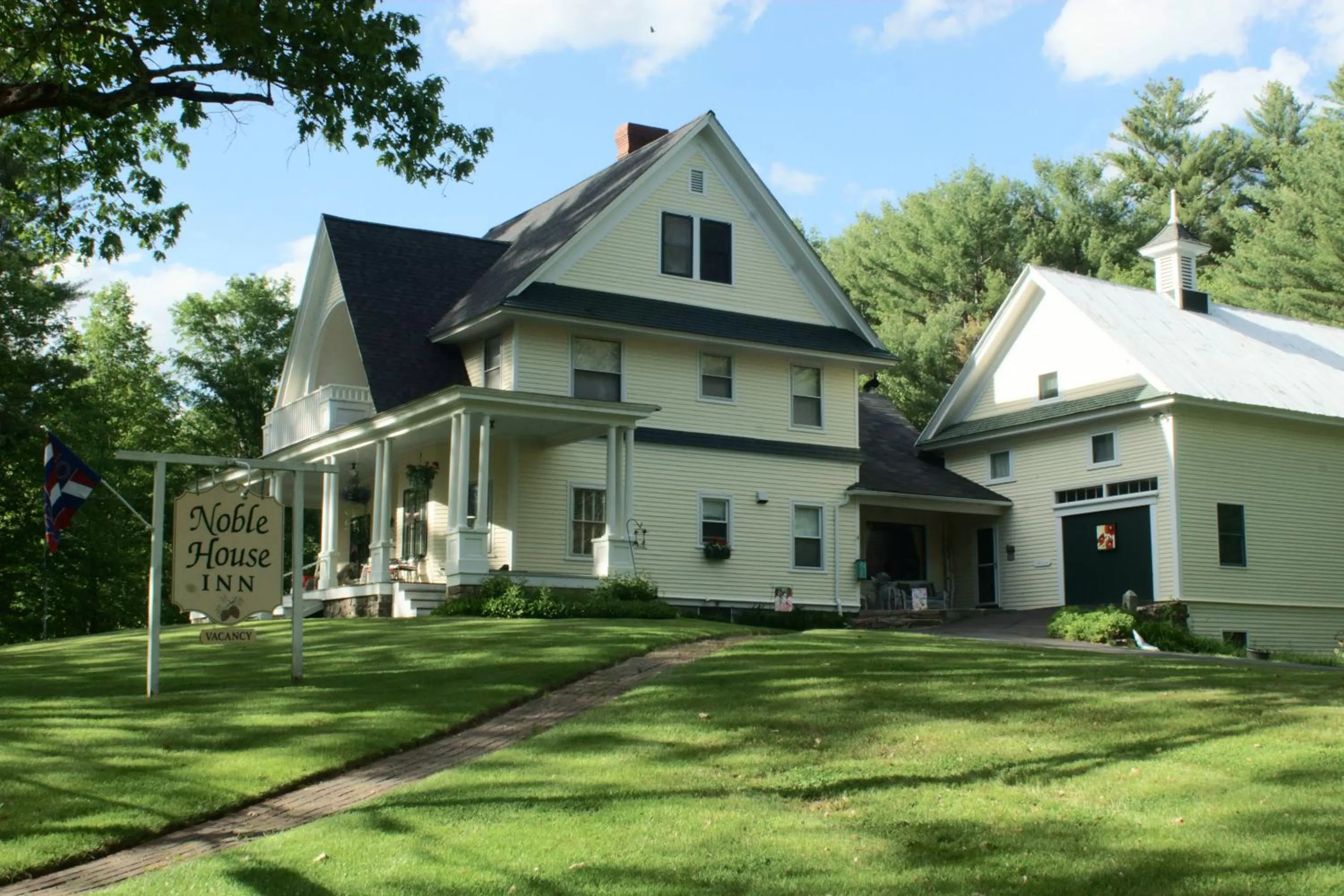 Facade/entrance in Noble House Inn