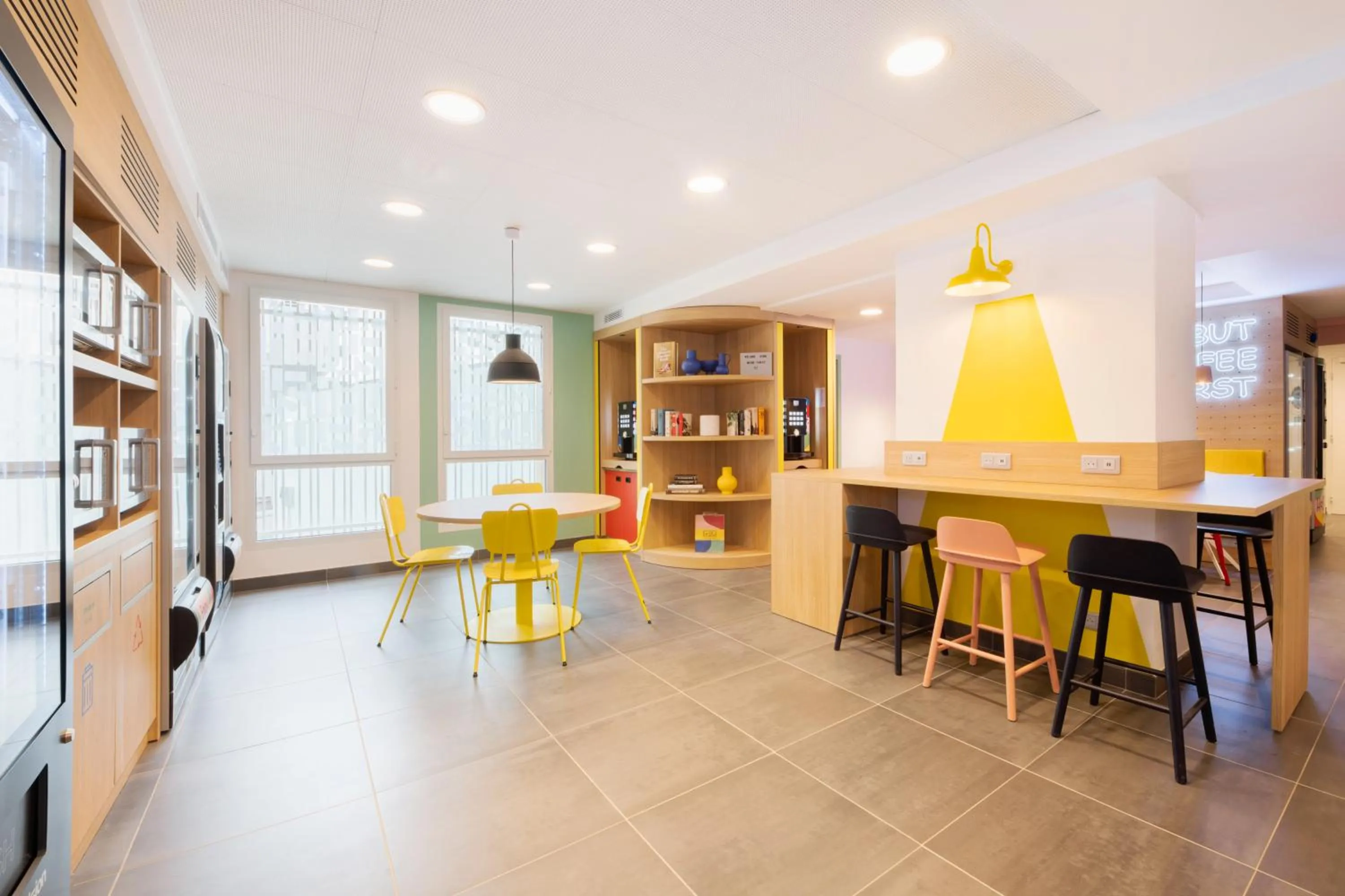 Lounge or bar in Auberge de jeunesse Hosho Paris Sud - Porte d'Italie