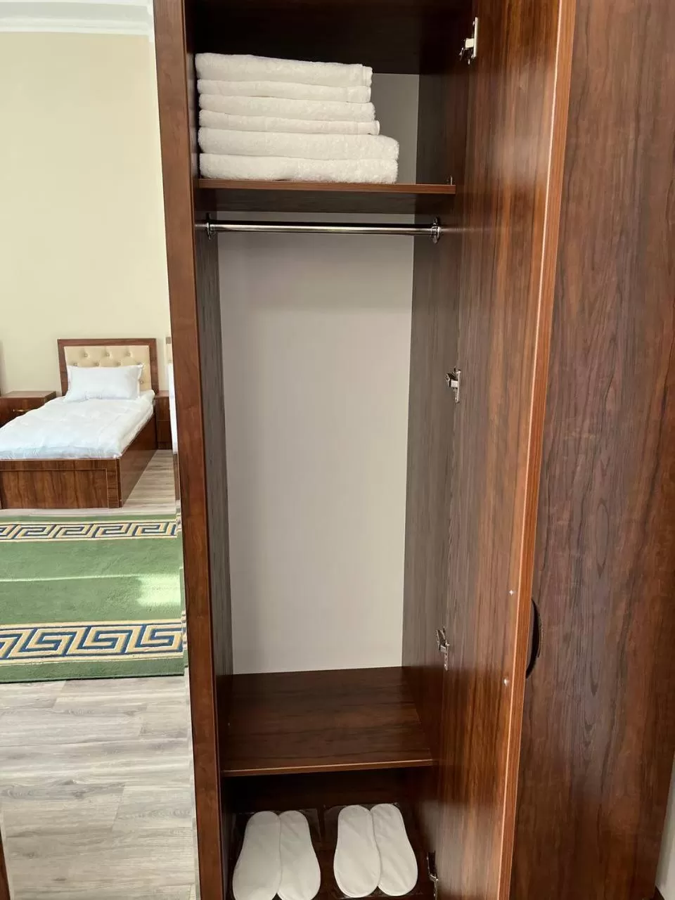 wardrobe in Samarabonu Hotel