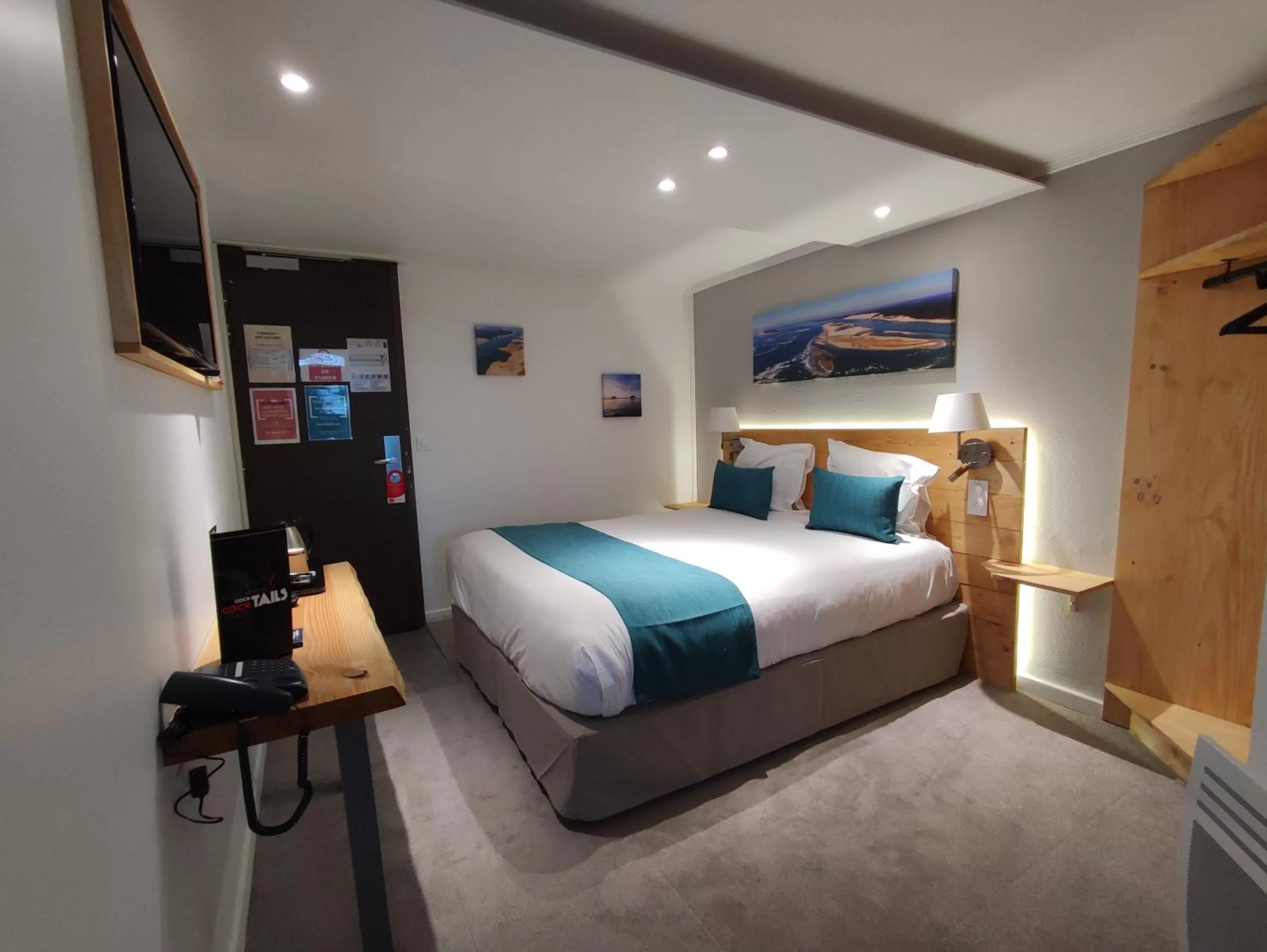 Bed in Contact Hôtel Le Provençal Bordeaux Lac