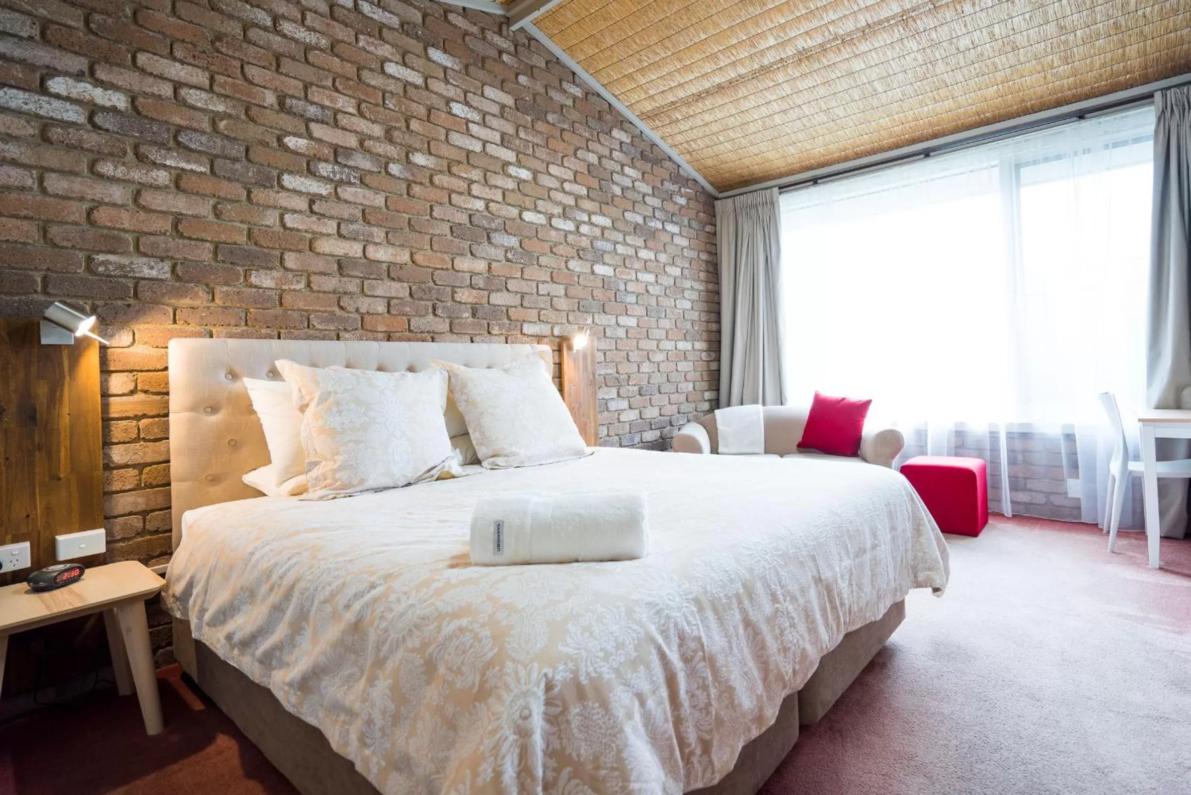 Bed in Farnham Court Motel and Restaurant