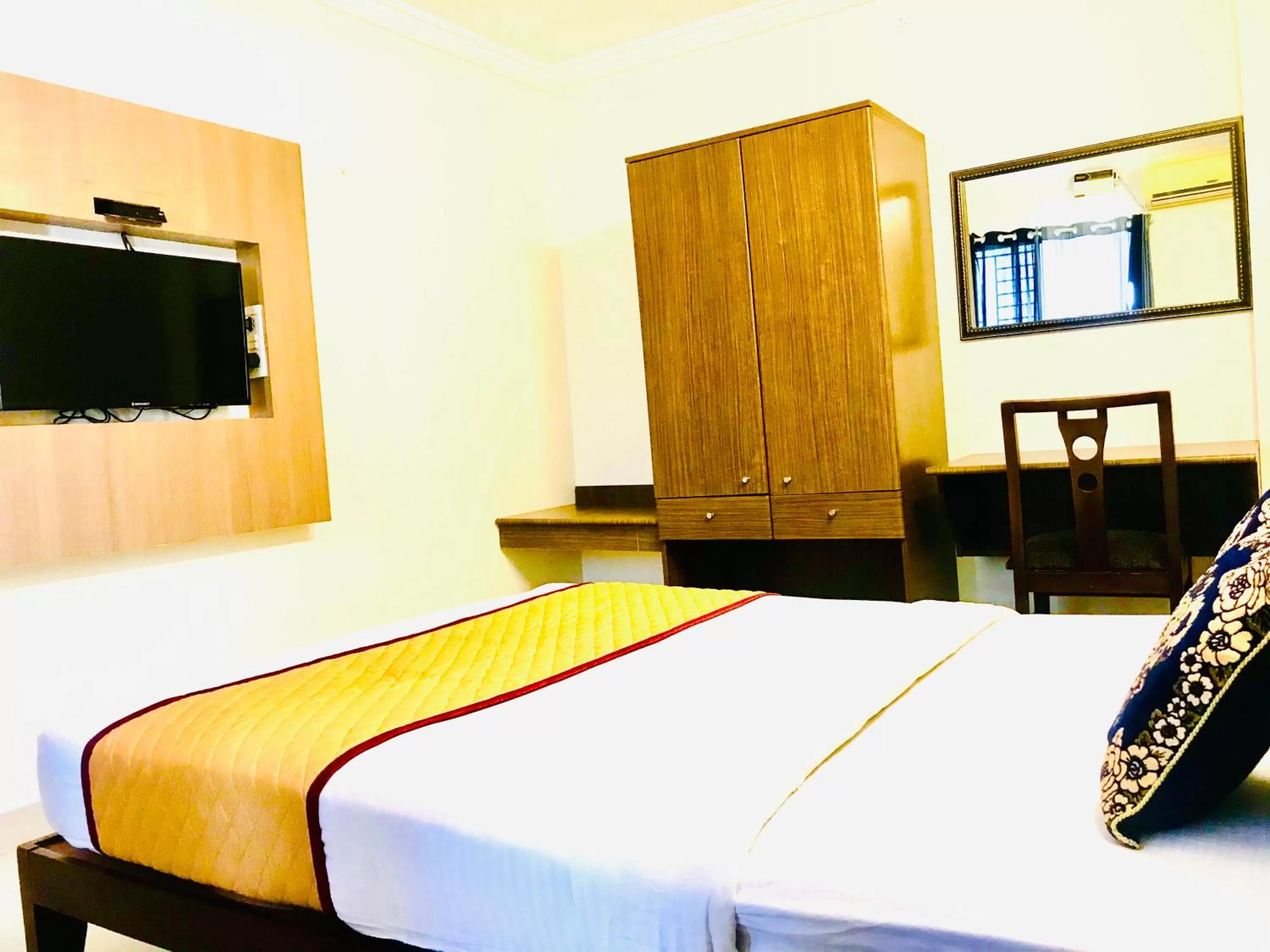 Bed in Hotel Half Moon Chennai
