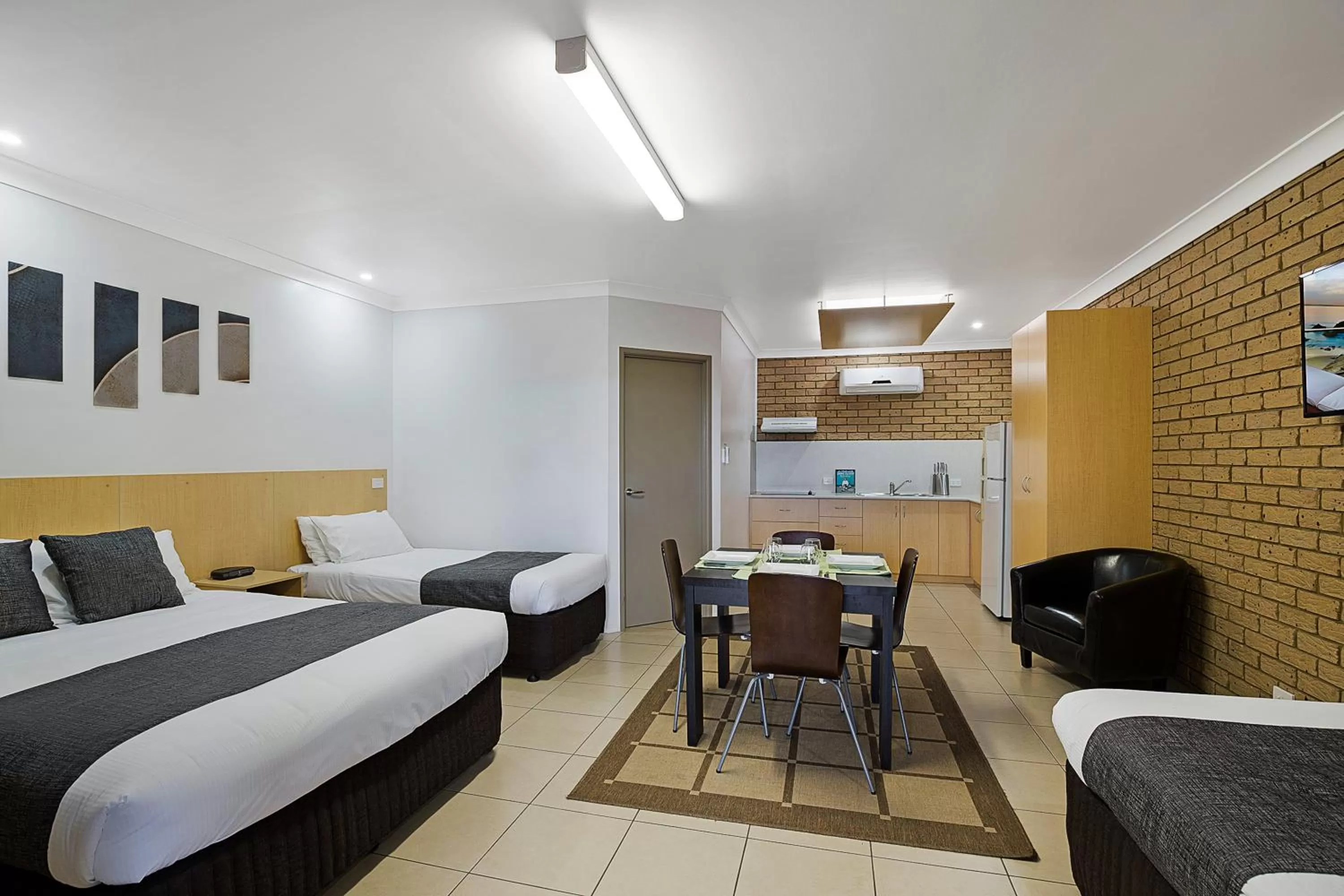 Dining area, Bed in Sunray Motor Inn