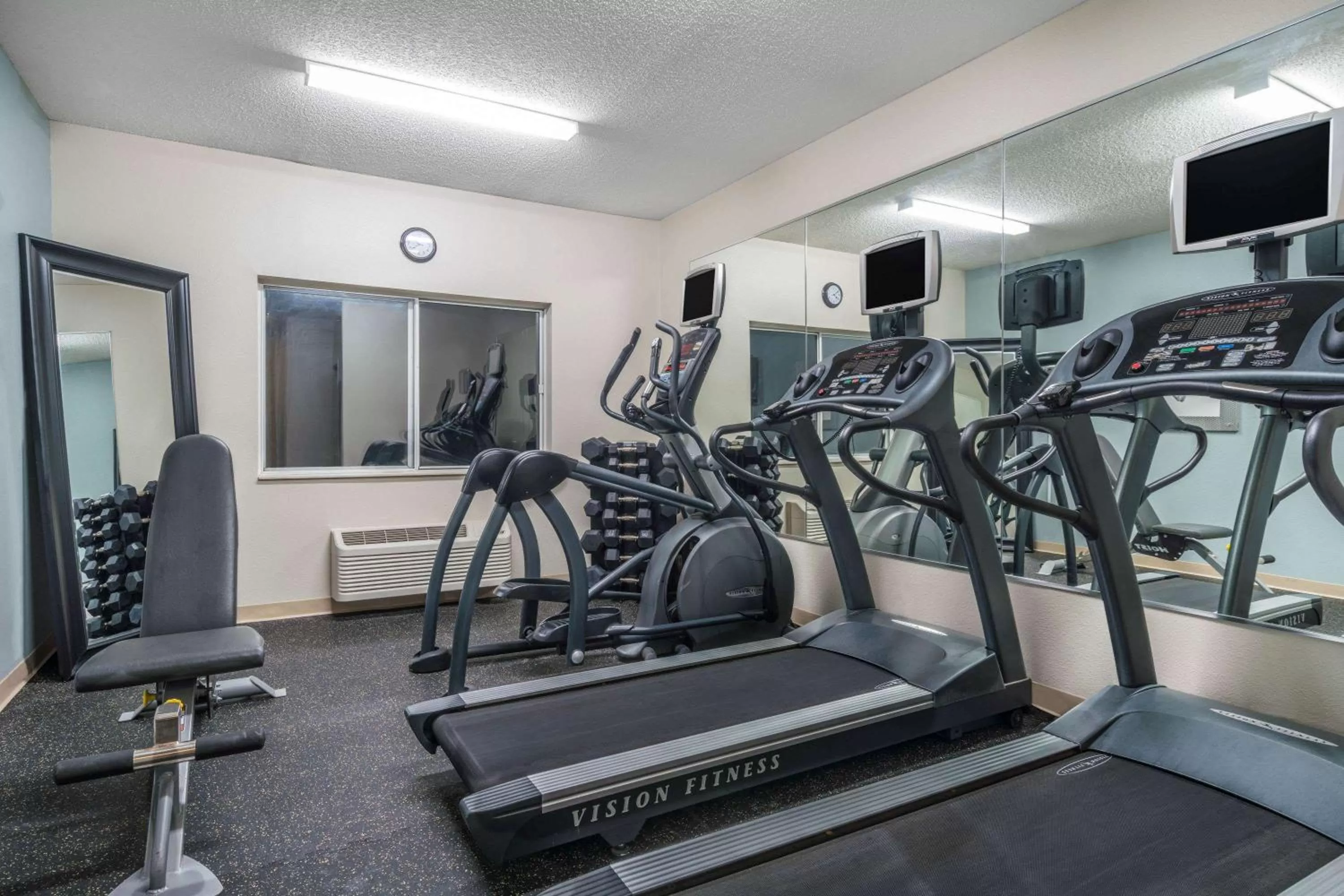 Fitness centre/facilities in AmericInn by Wyndham Duluth