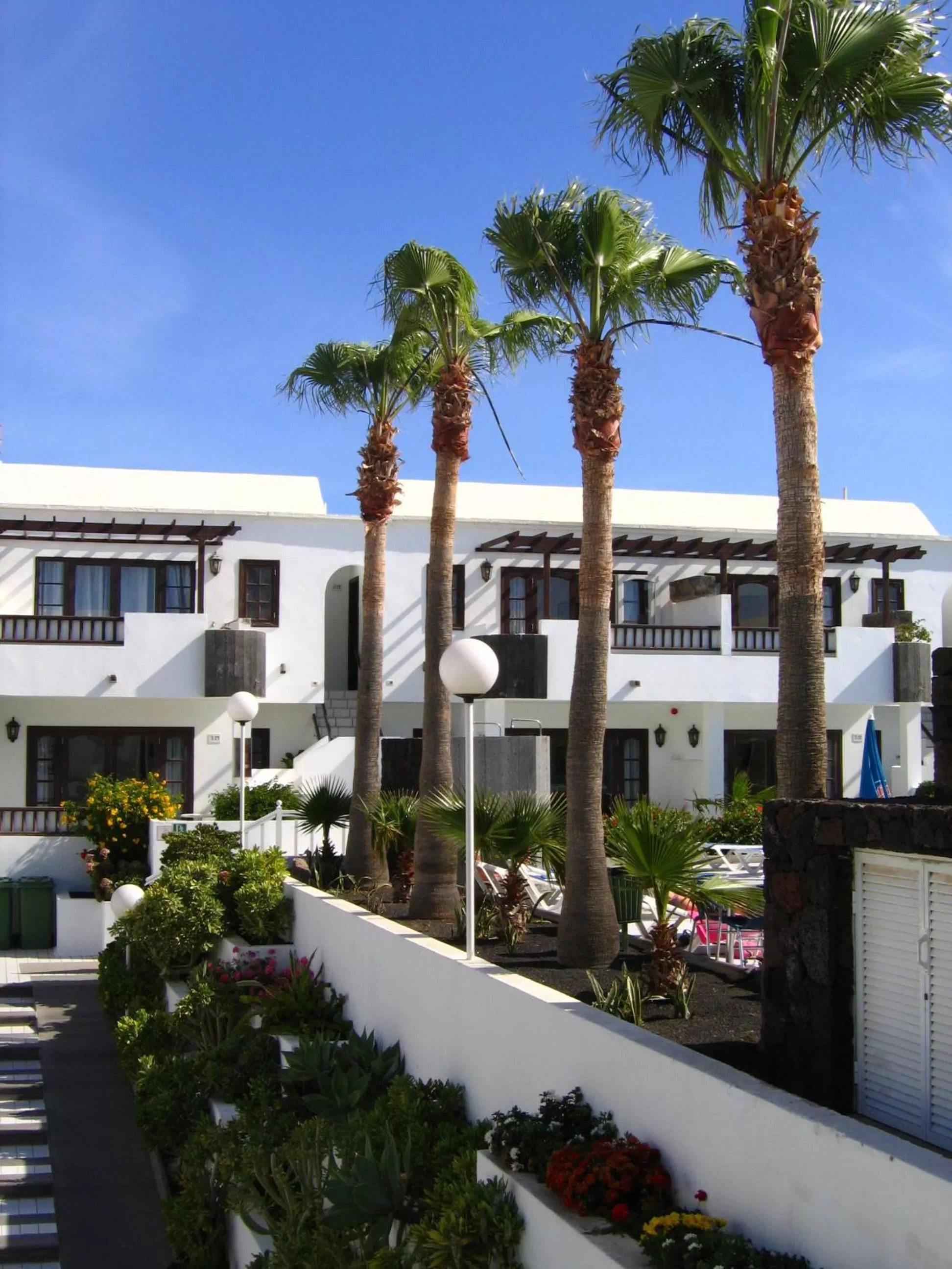 Property building in Plaza Azul