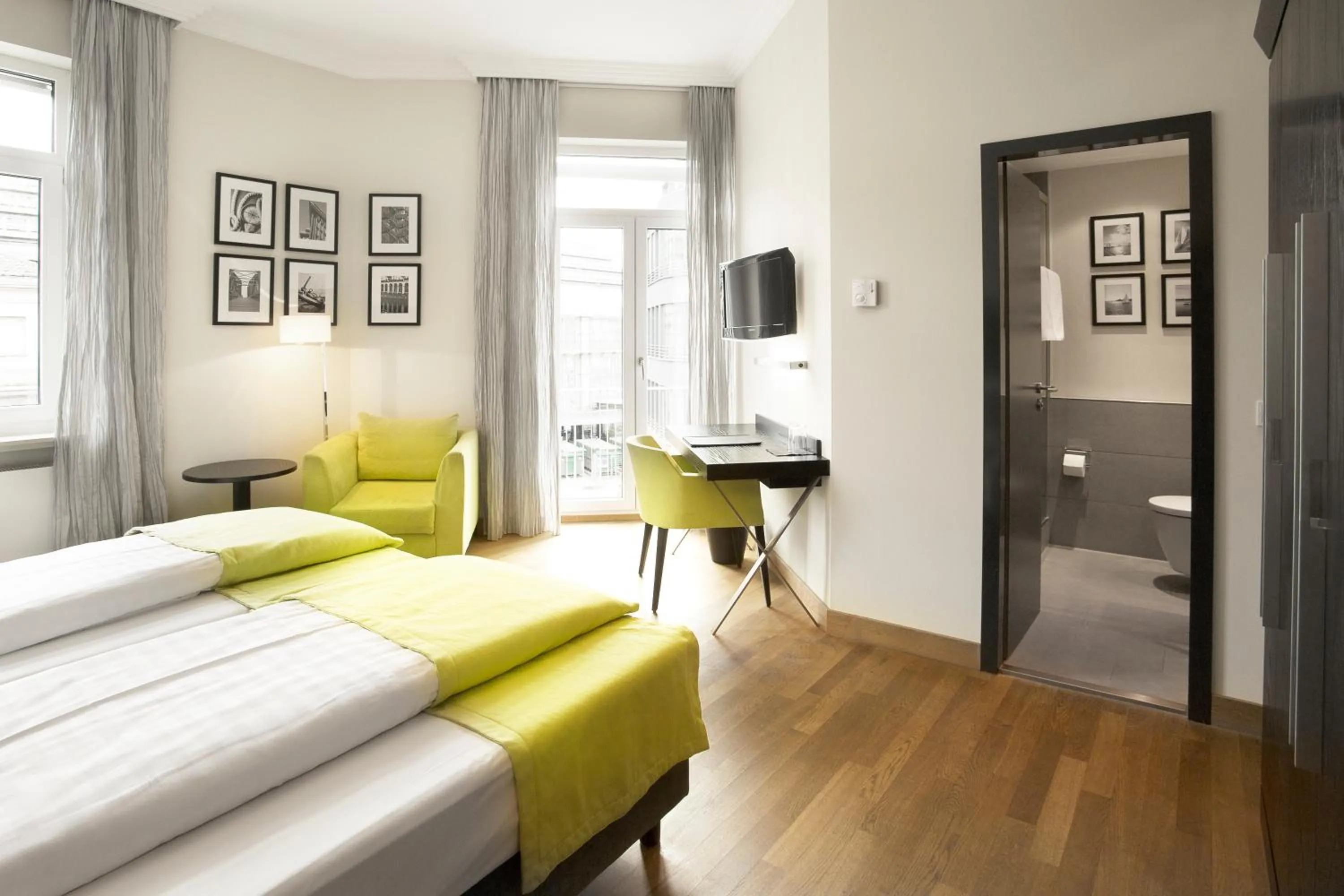 Photo of the whole room, Bed in Hotel Hamburger Hof