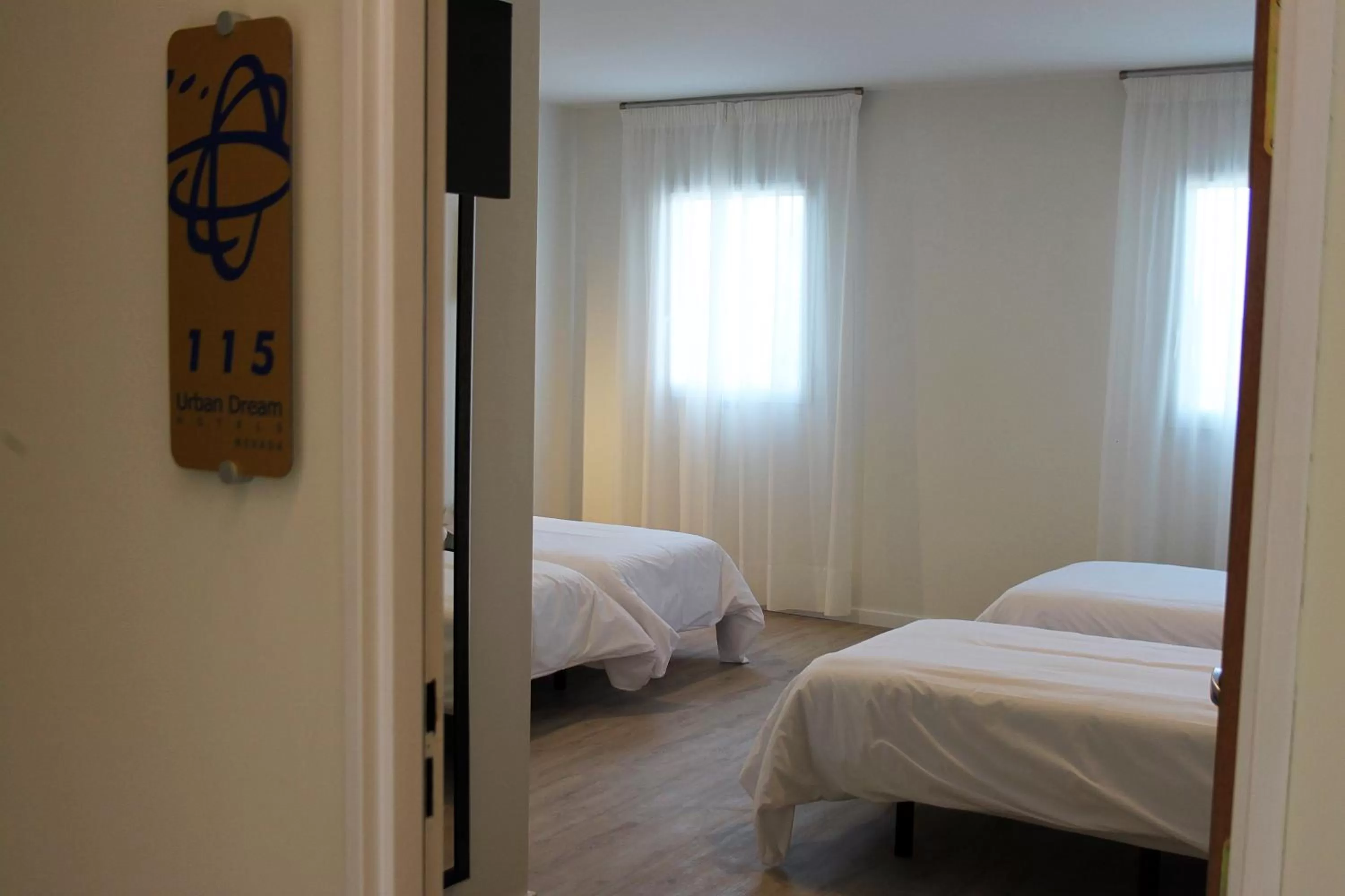 Photo of the whole room, Bed in Checkin Urban Nevada