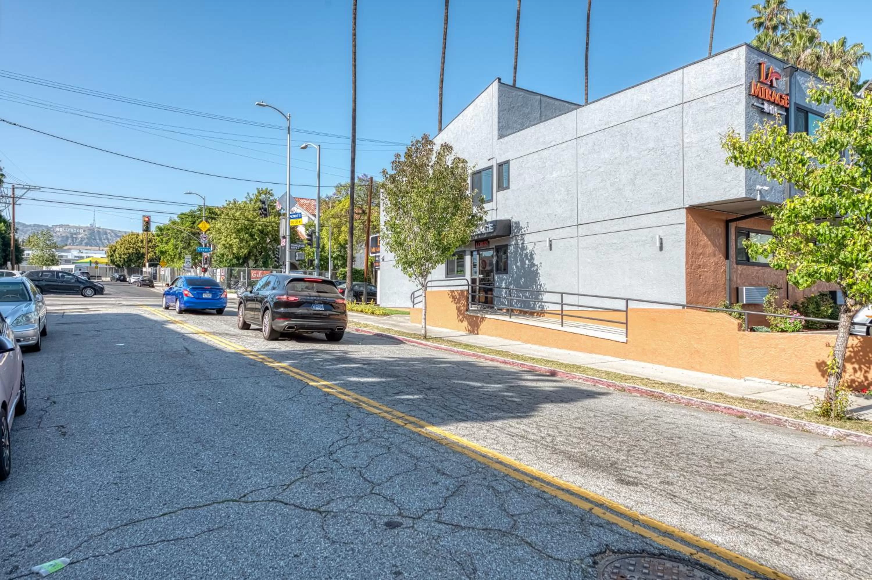 Property building in La Mirage Inn - Hollywood