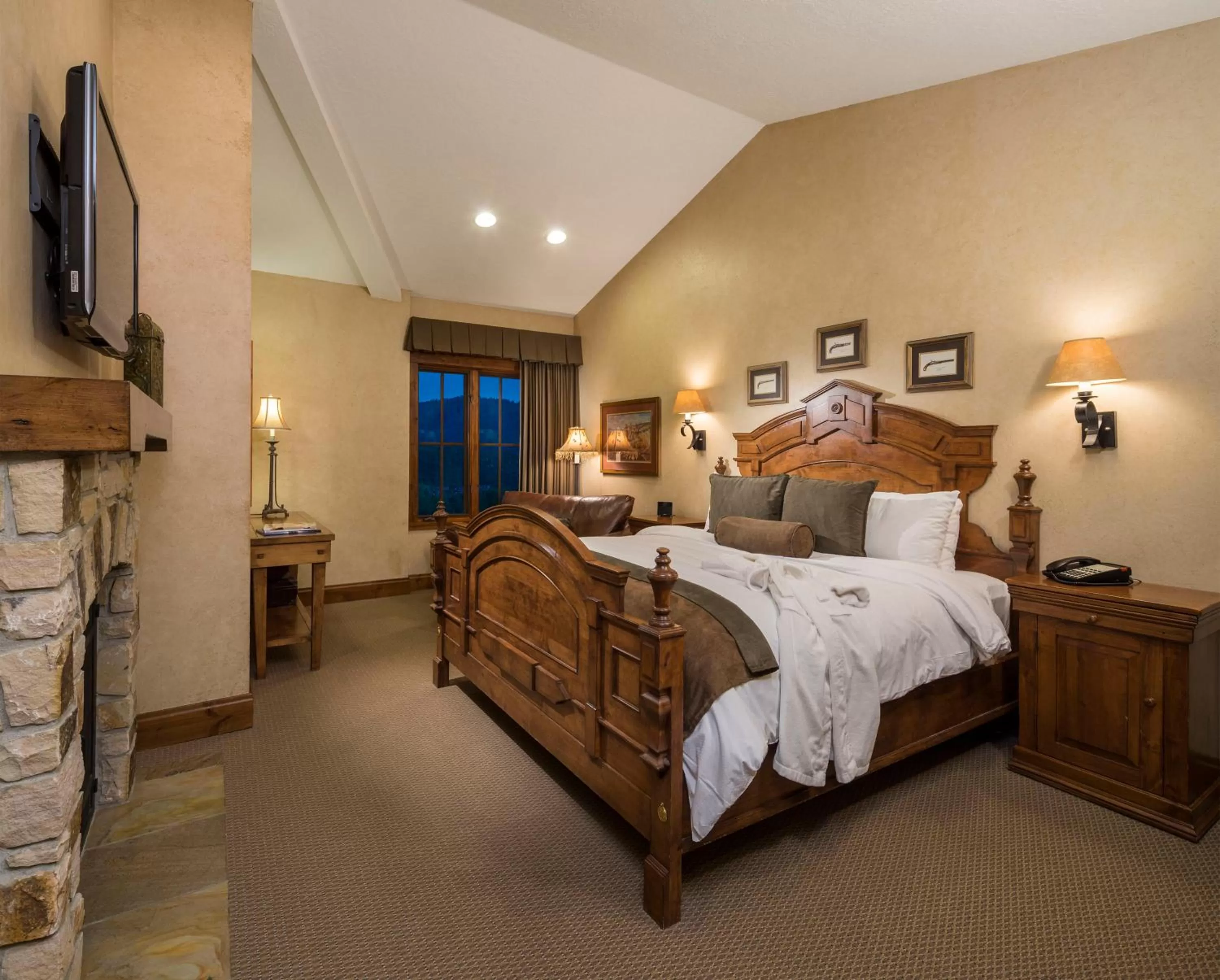 Bed in Hotel Park City, Autograph Collection