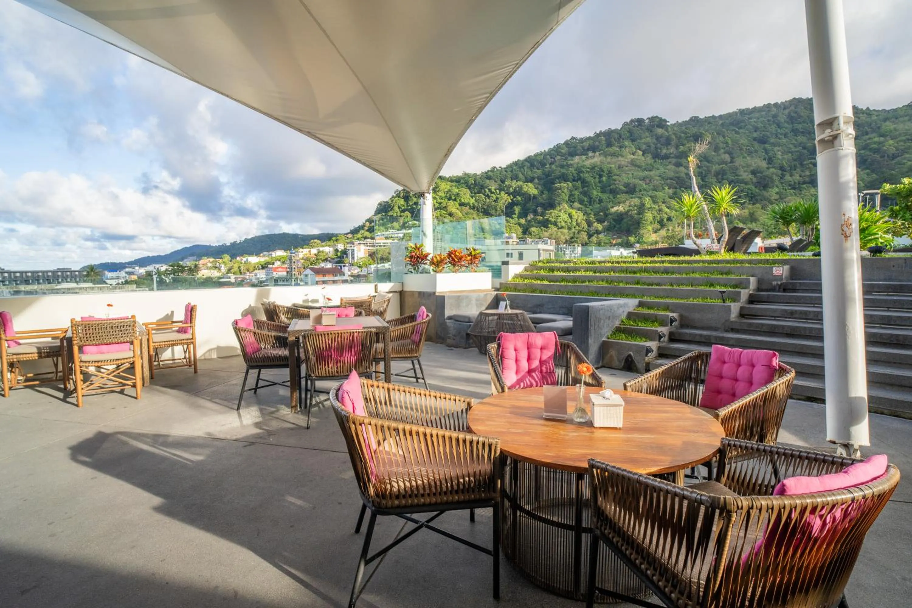 Restaurant/places to eat in Mercure Phuket Patong Journeyhub