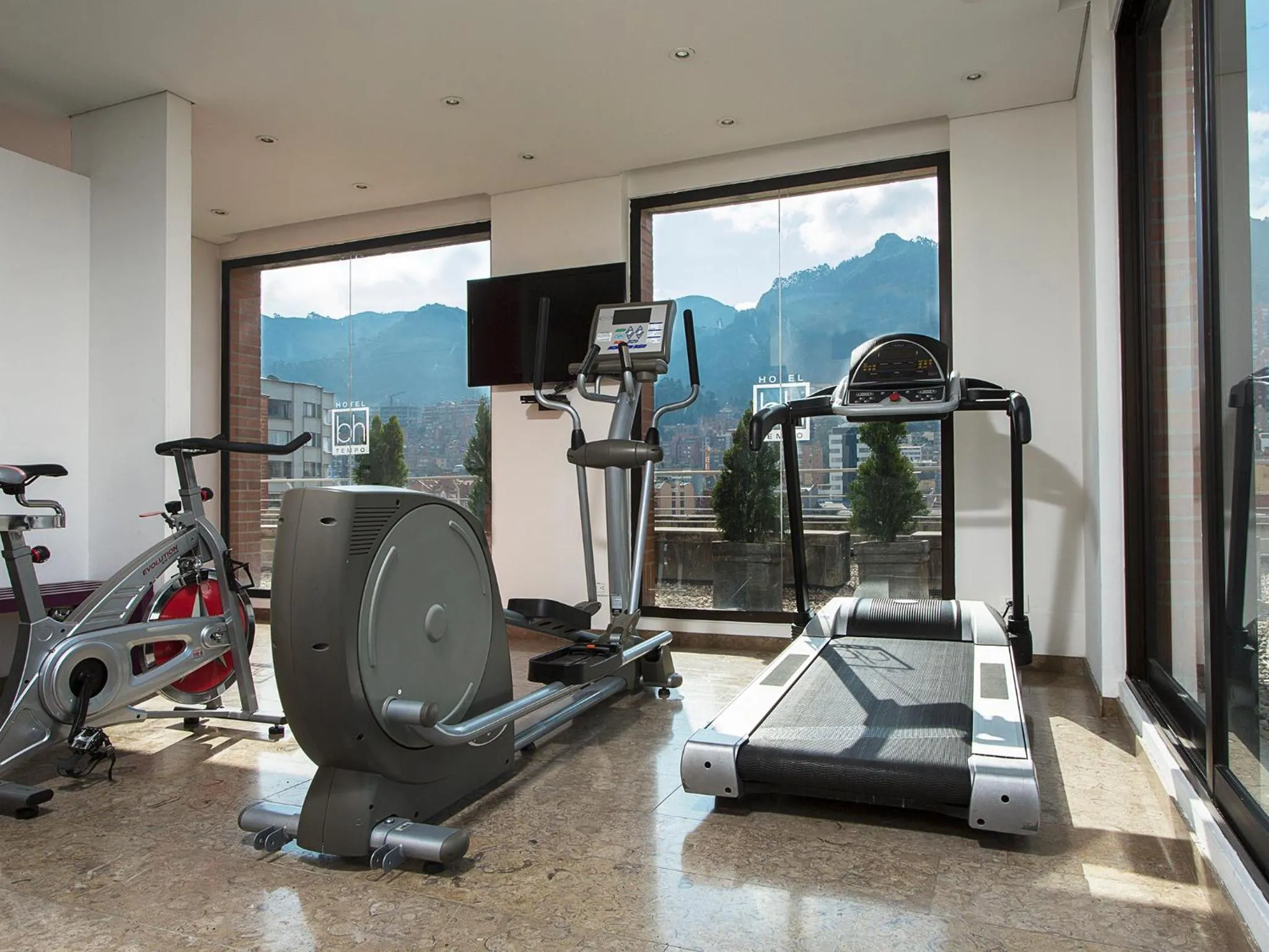 Fitness centre/facilities in Mercure Bogota BH Zona Financiera