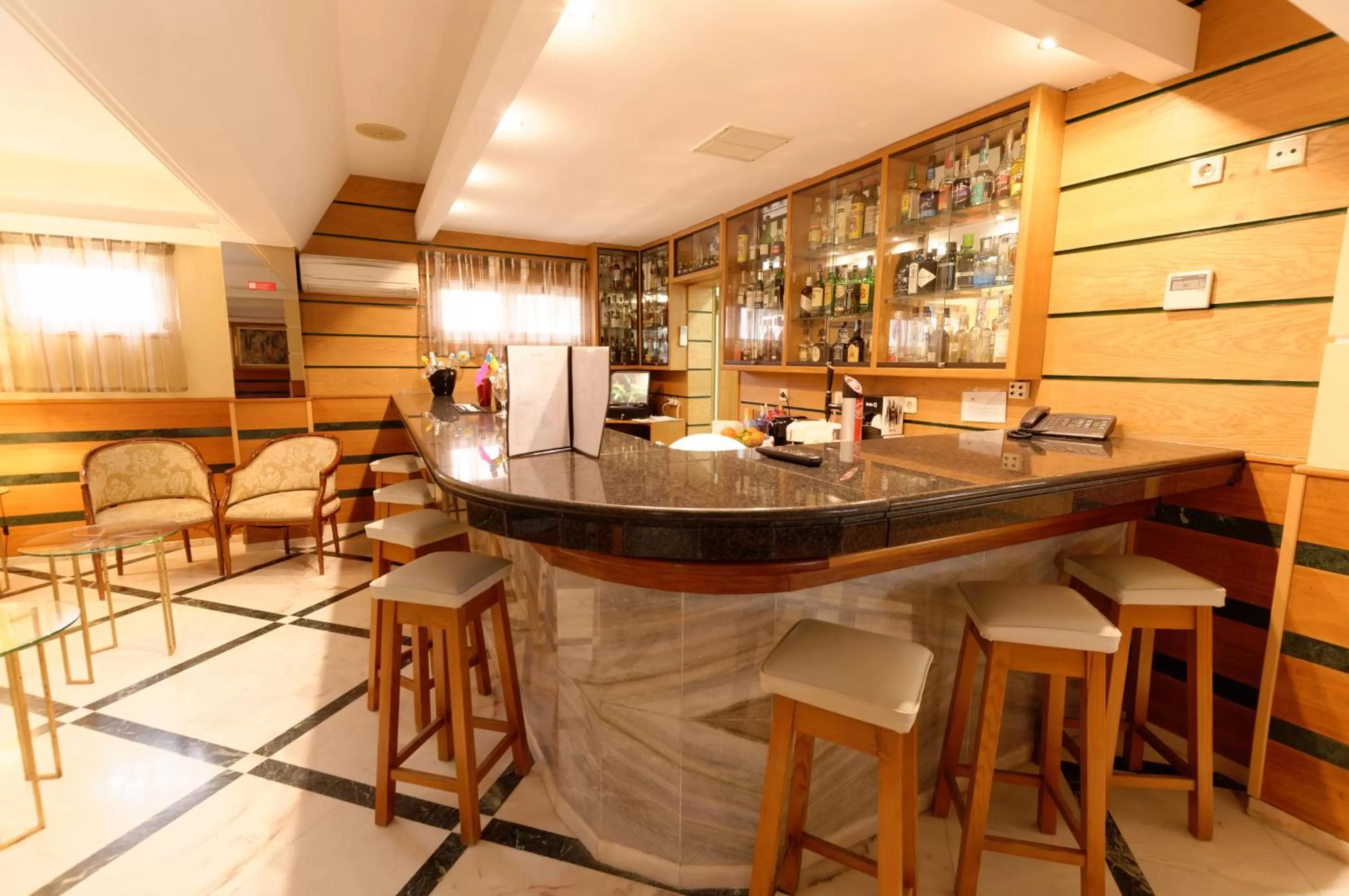 Lounge or bar in Hotel Baía De Monte Gordo