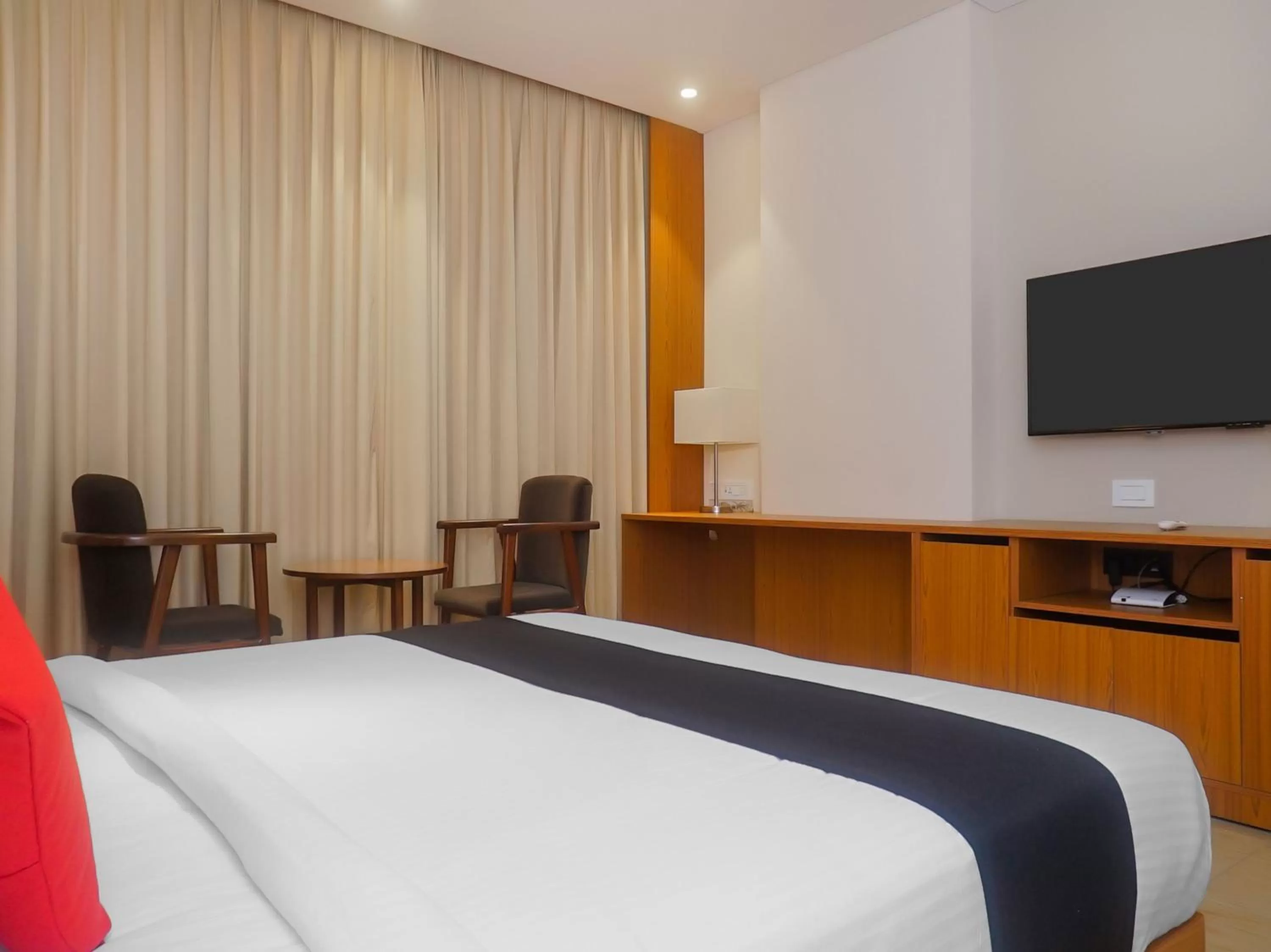 Bedroom, Bed in Grand Tamanna Hotel