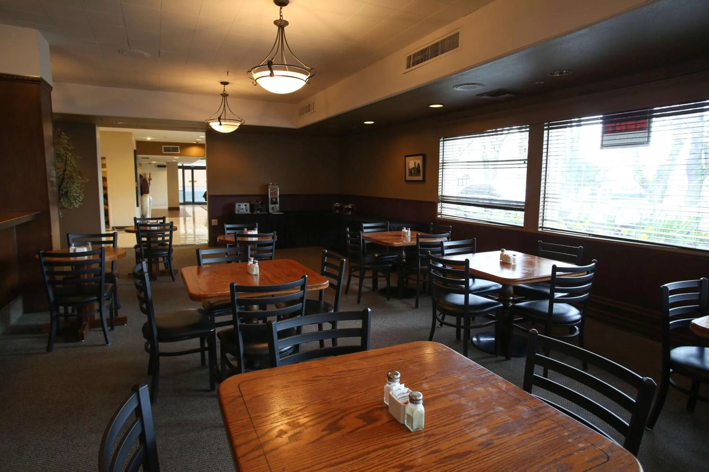 Restaurant/places to eat in Red Lion Inn & Suites Olympia, Governor Hotel