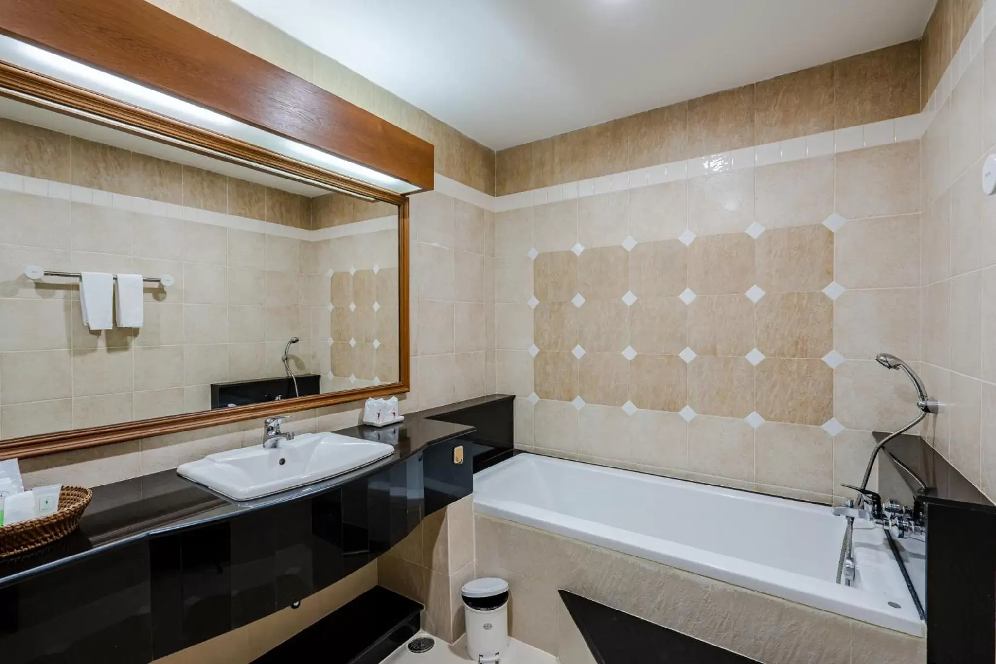 Deluxe Suite in Whitehouse Condotel Deluxe Suite in Whitehouse Condotel