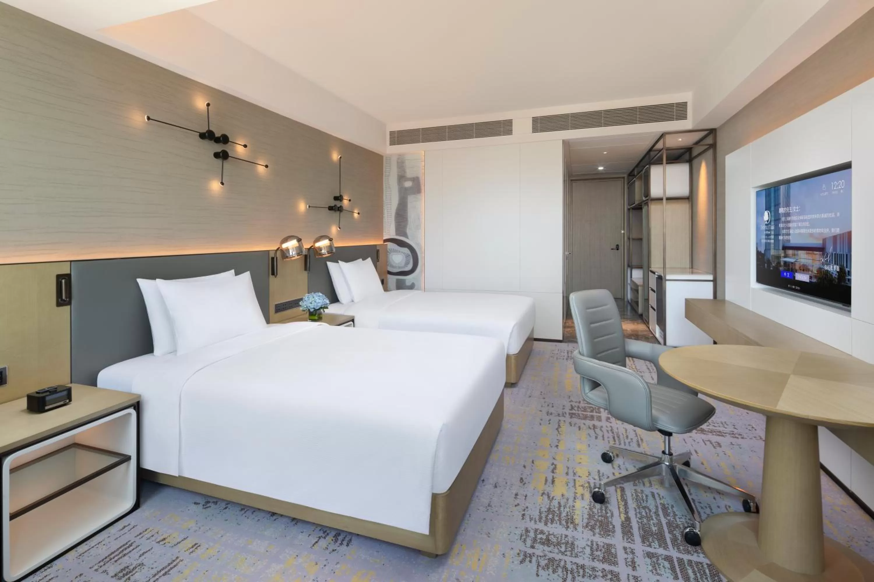 Photo of the whole room, Bed in Doubletree By Hilton Kunming Airport