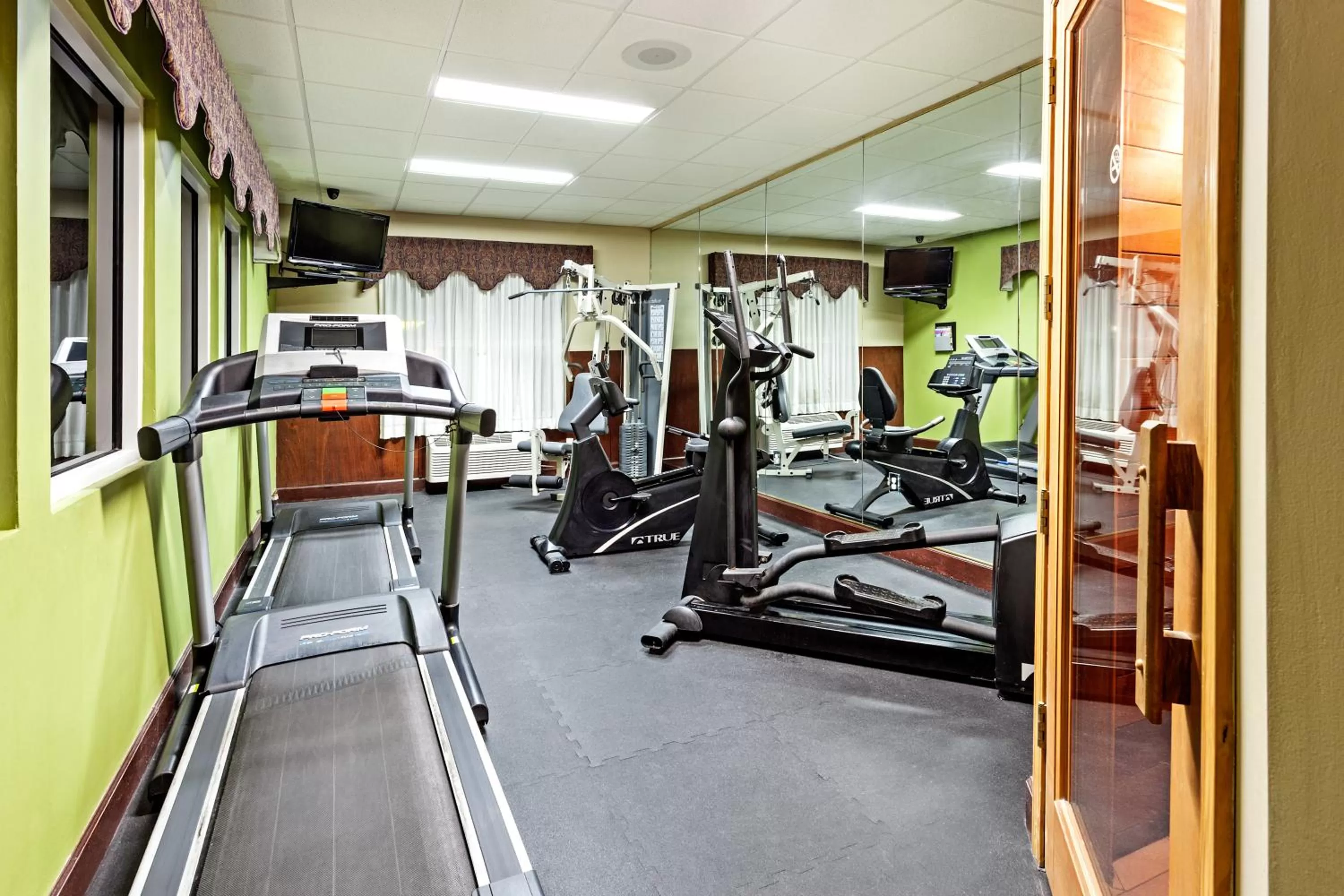 Fitness centre/facilities in Country Inn & Suites by Radisson, Hinesville, GA