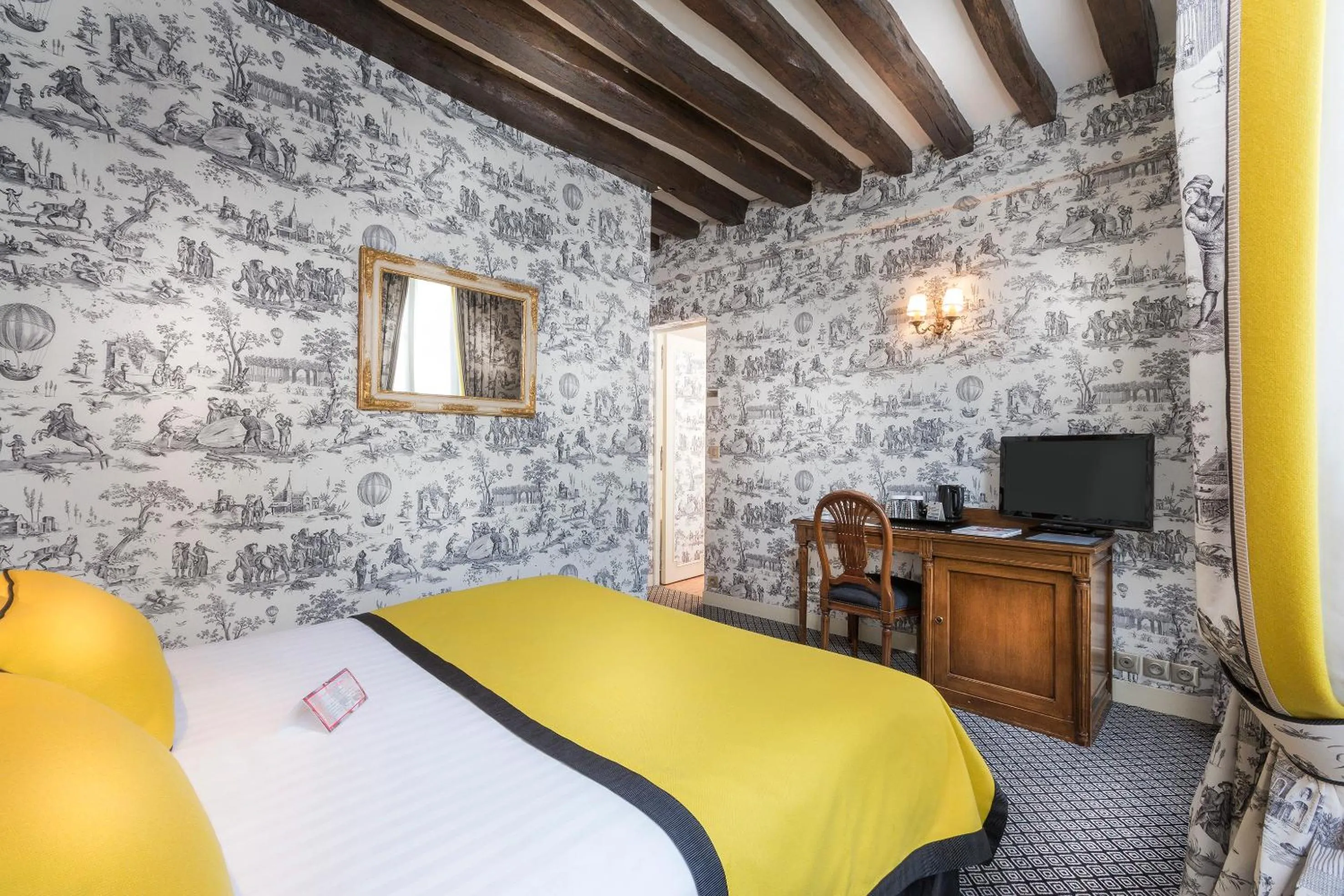 Photo of the whole room, Bed in Dauphine Saint Germain