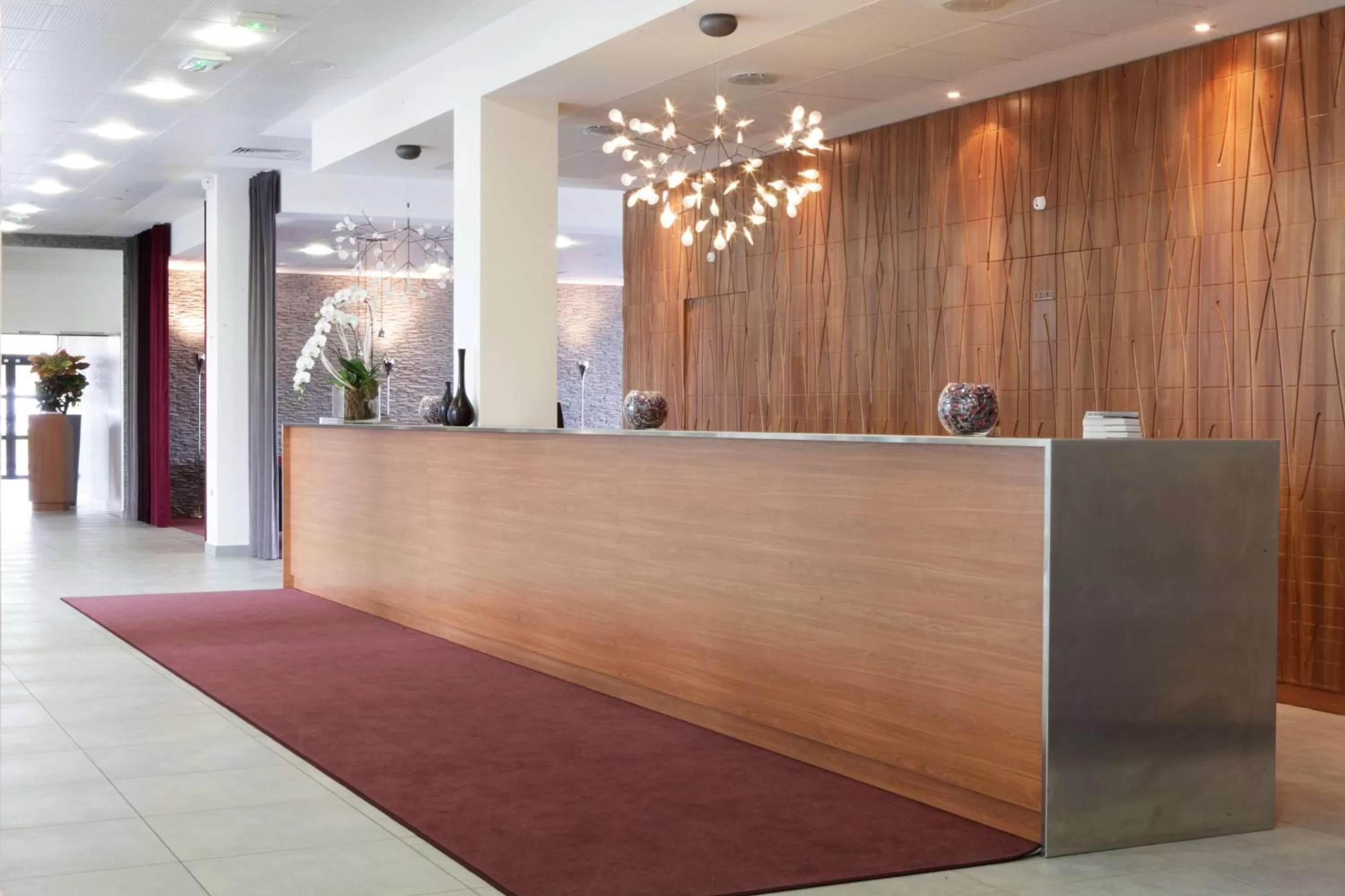 Lobby or reception in Best Western Plus Paris Velizy