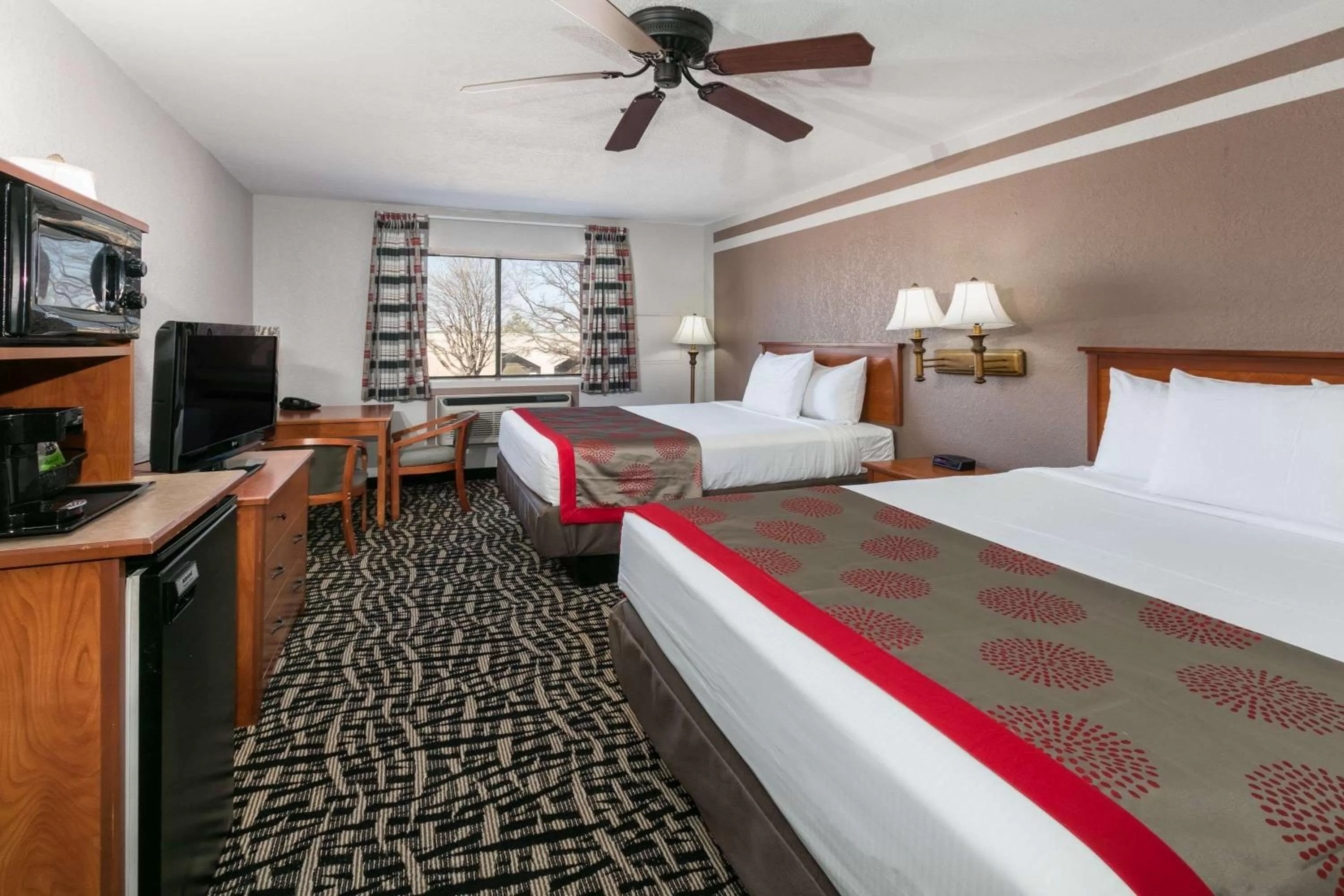 TV and multimedia, Bed in Ramada by Wyndham Oklahoma City Airport North
