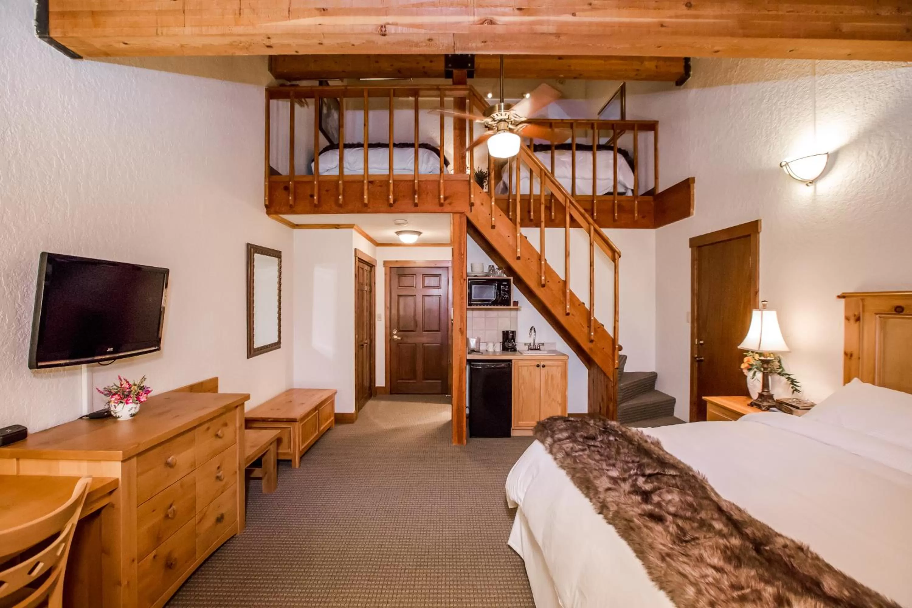Photo of the whole room, Bed in Kandahar Lodge at Whitefish Mountain Resort