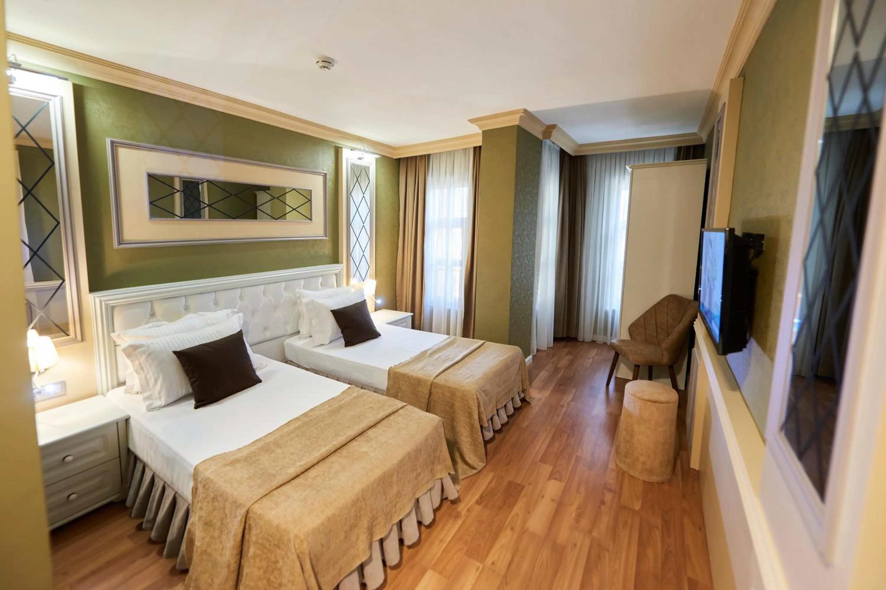 Photo of the whole room, Bed in Sunlight Hotel