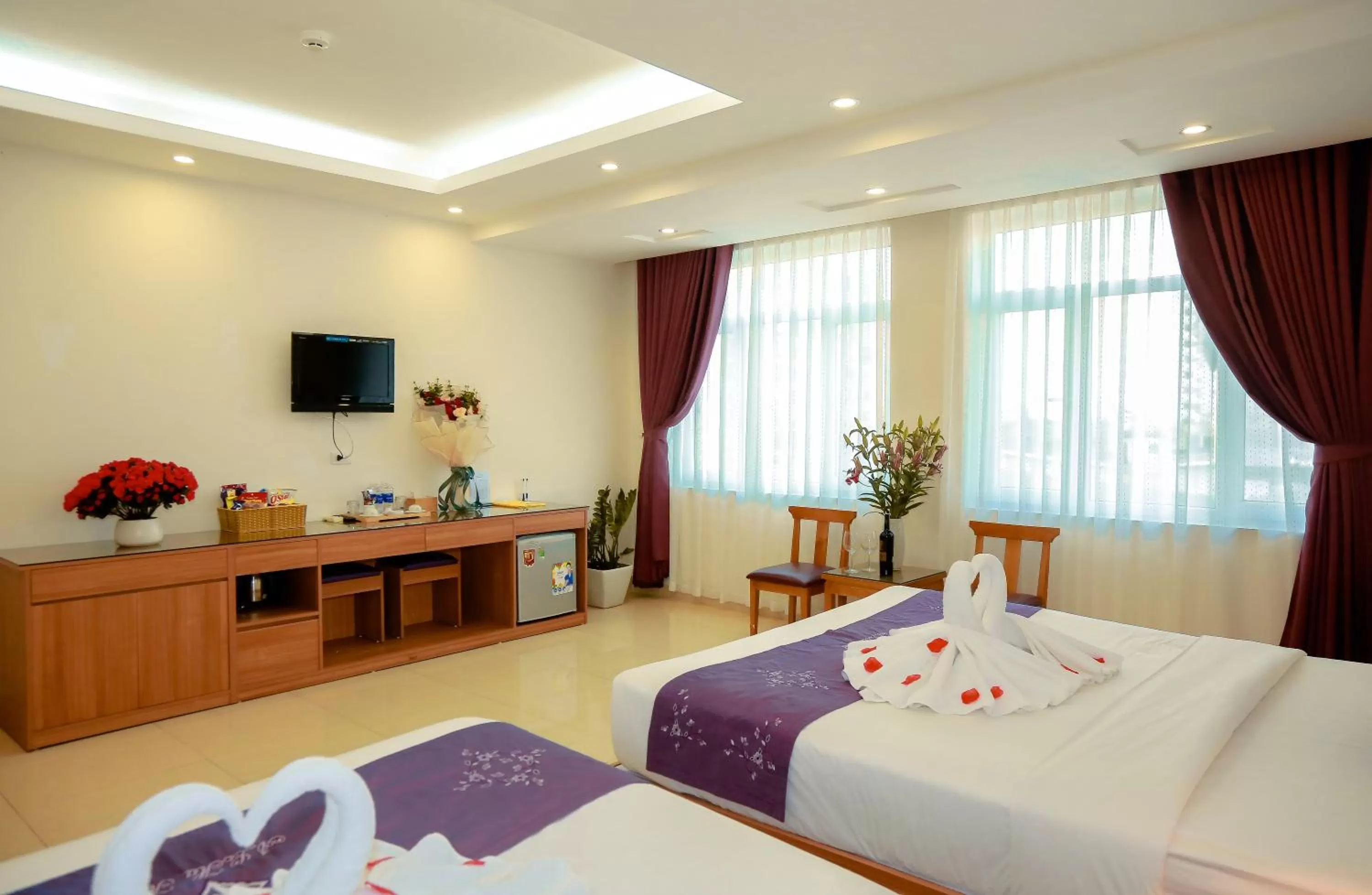 Communal lounge/ TV room in Aloha Hotel