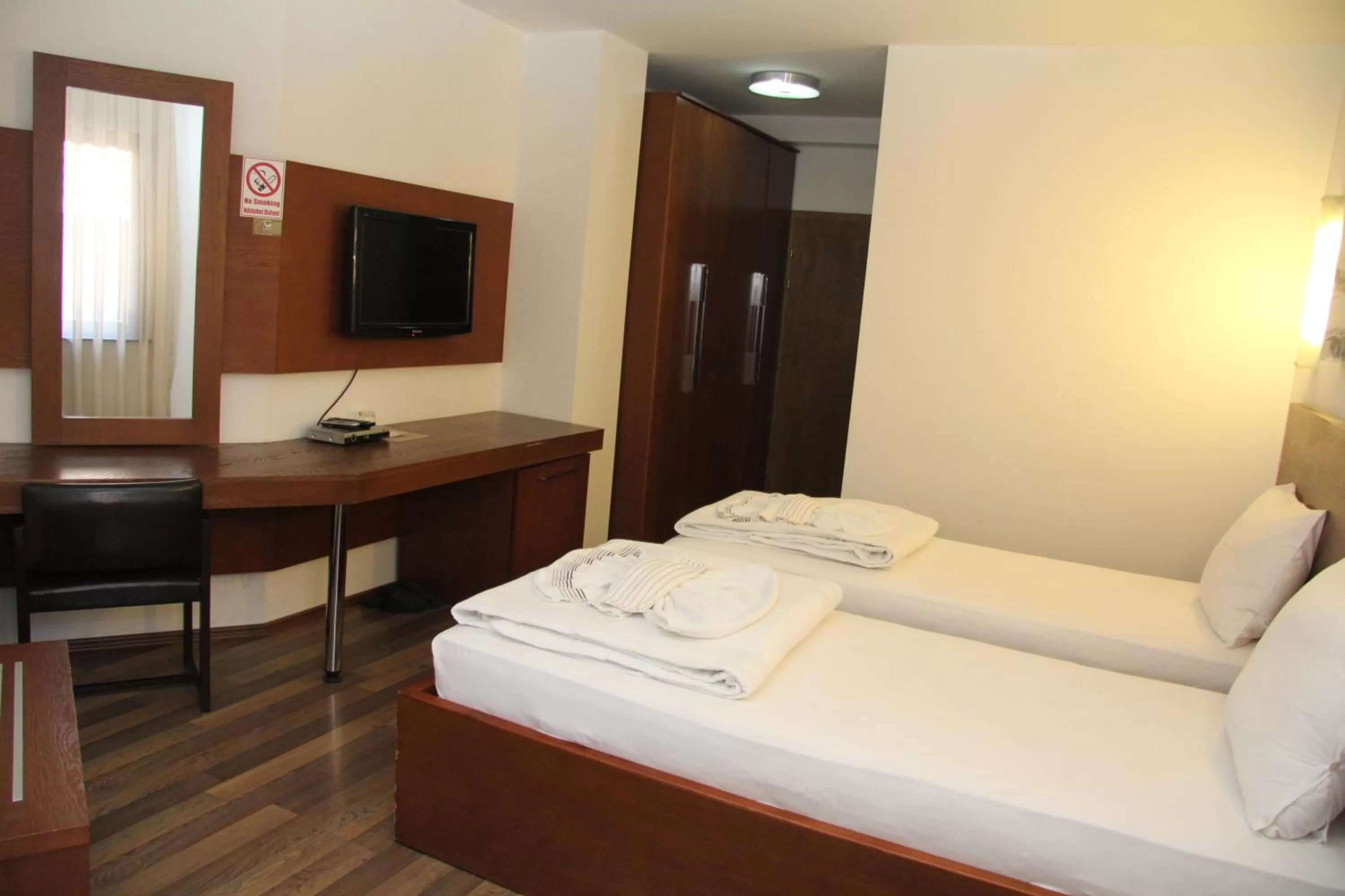 Shower, TV/Entertainment Center in Hotel Centrum Prizren