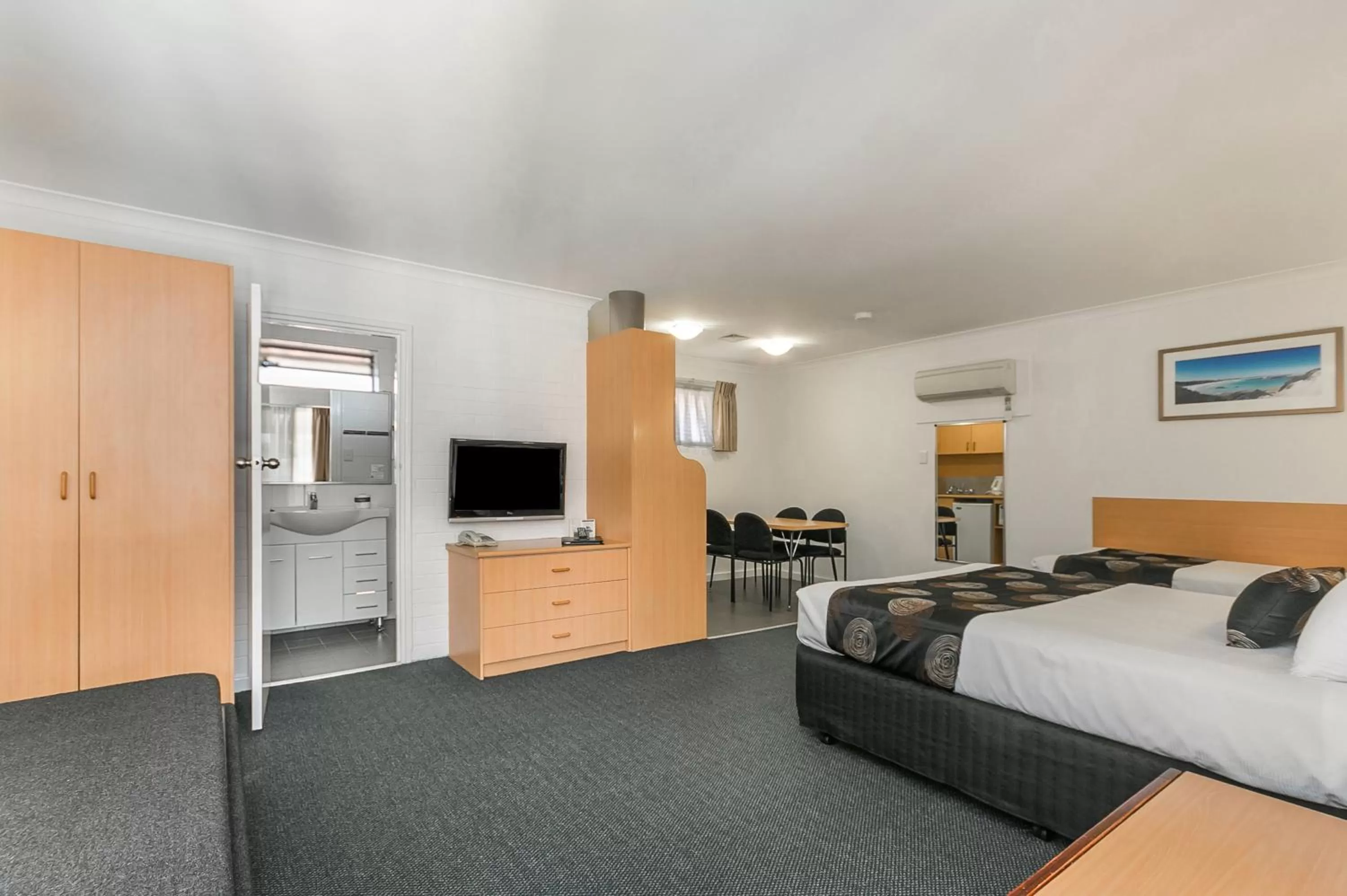 Photo of the whole room, Bed in Flag Motor Lodge