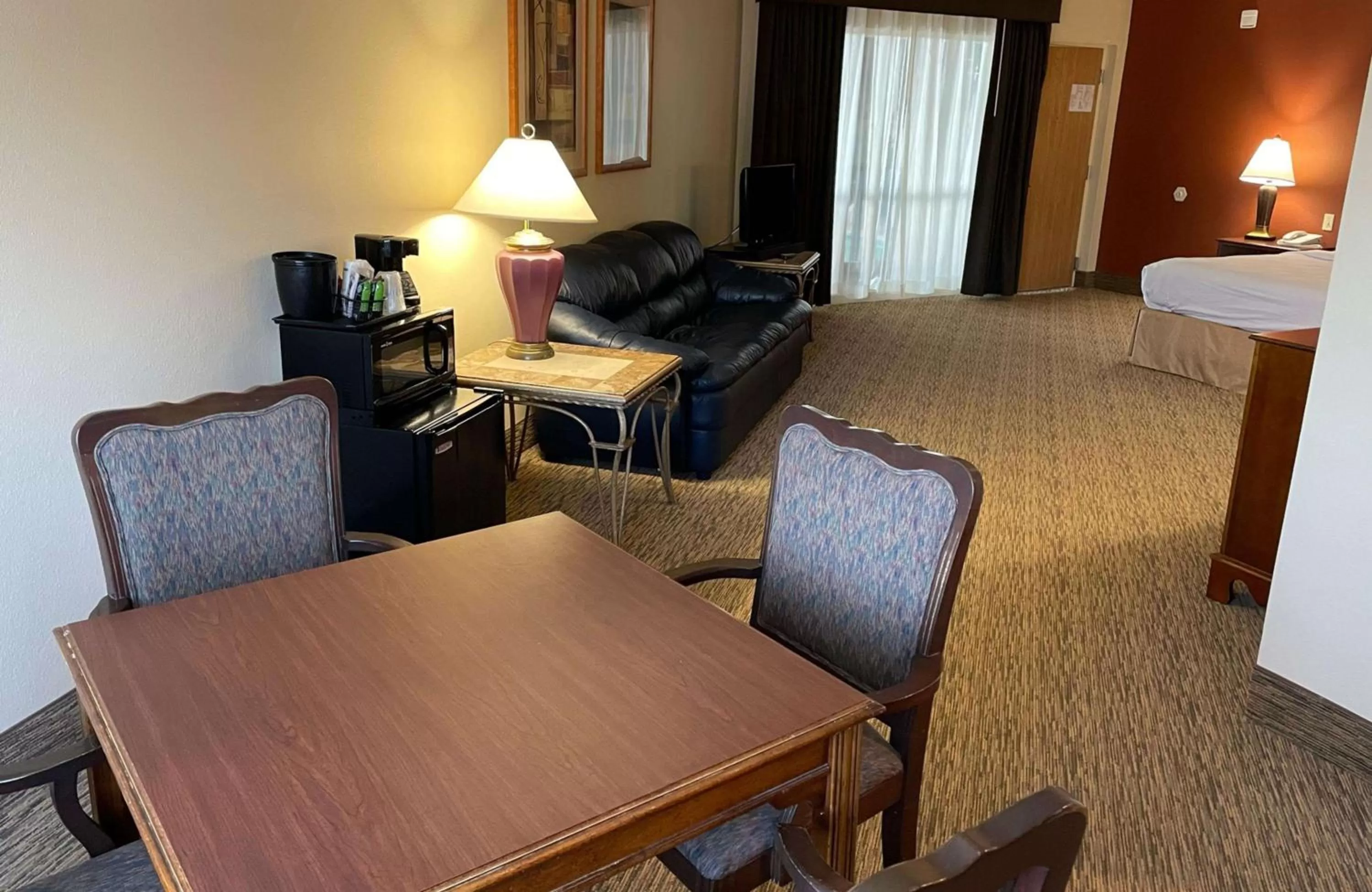 Bedroom, Bed in Crossroads Hotel & Event Center