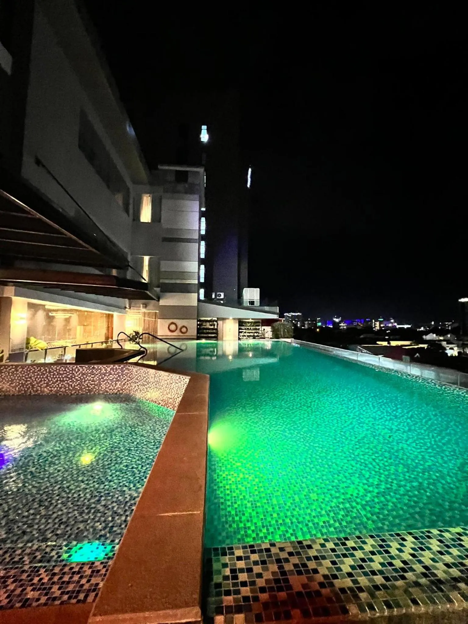 Property building in Best Western Plus Metro Clark