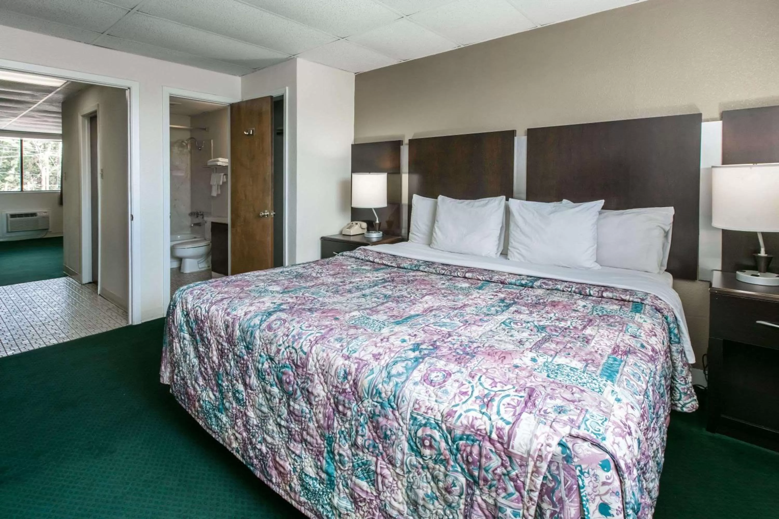 Photo of the whole room, Bed in Knights Inn Longview