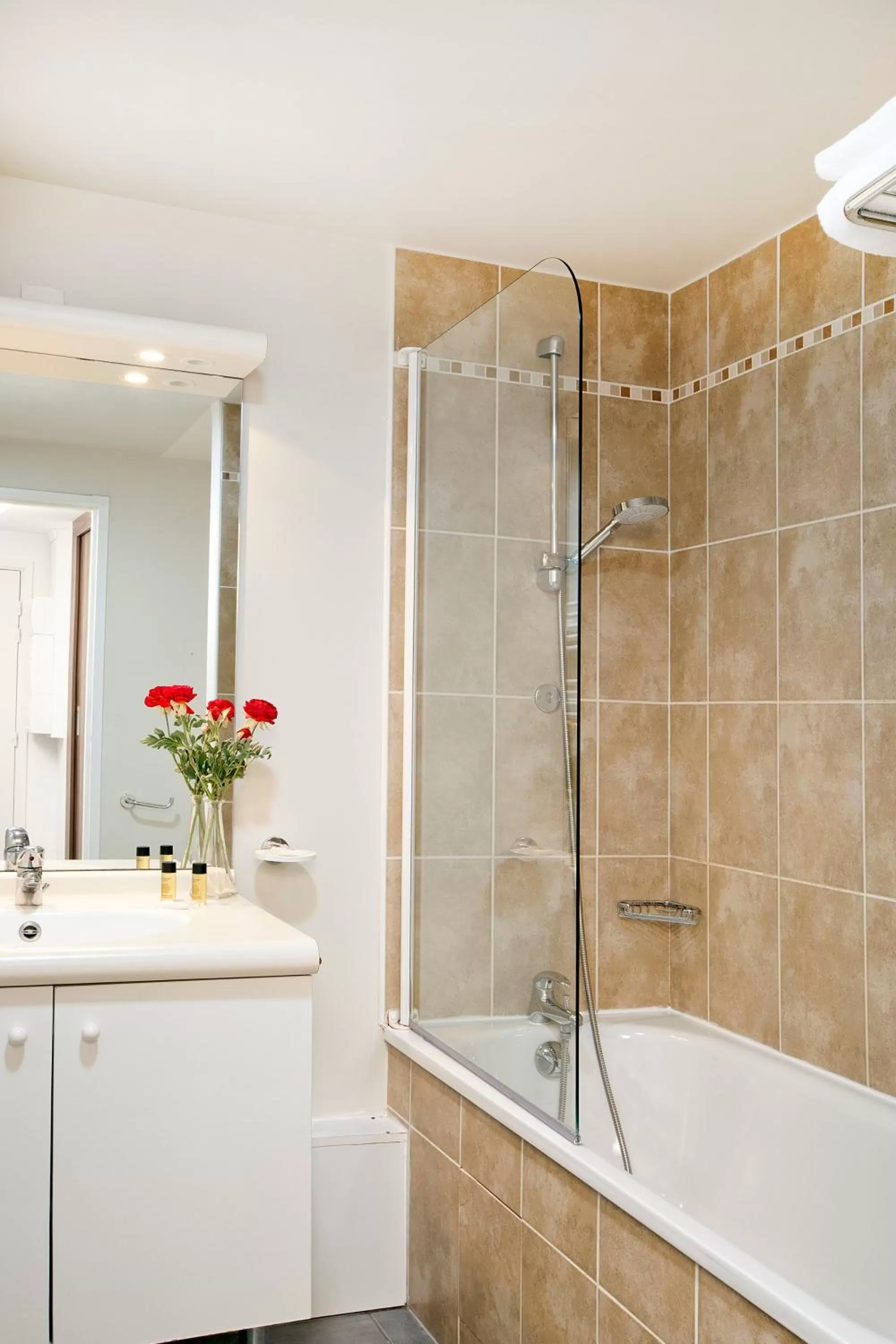 Bathroom in Residhome Paris Saclay " Bures sur Yvette "