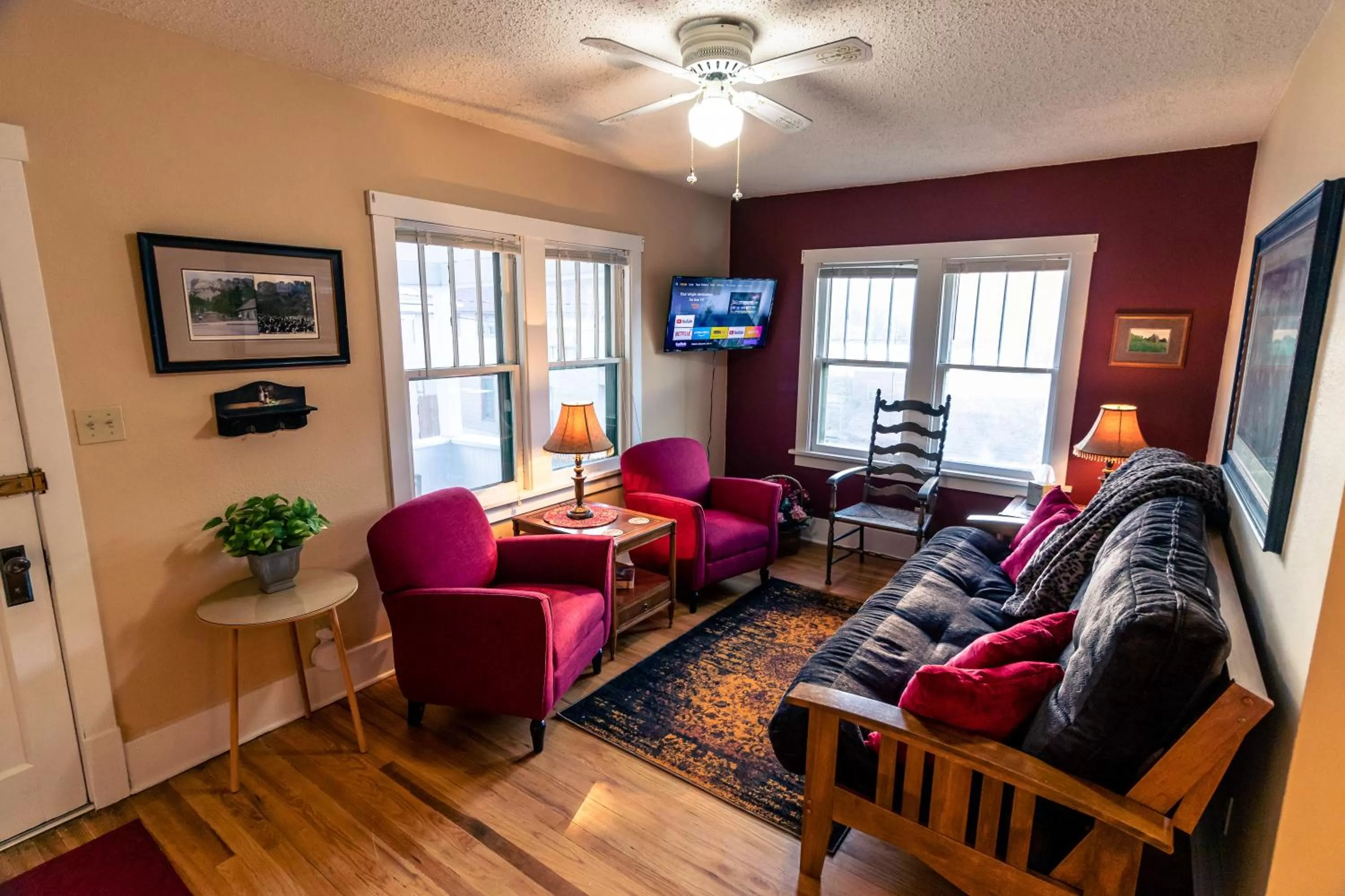 Living room, Seating Area in 1899 Inn