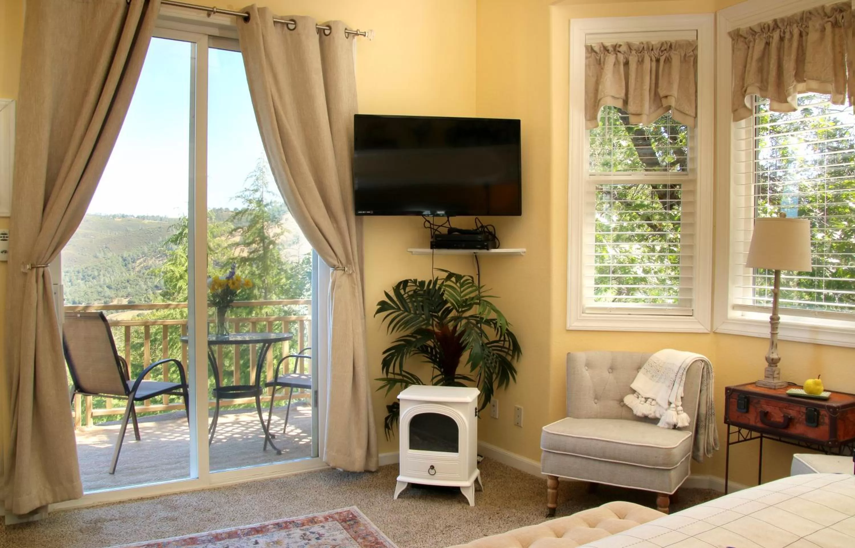 Seating area, Bed in Bella Vista Bed and Breakfast