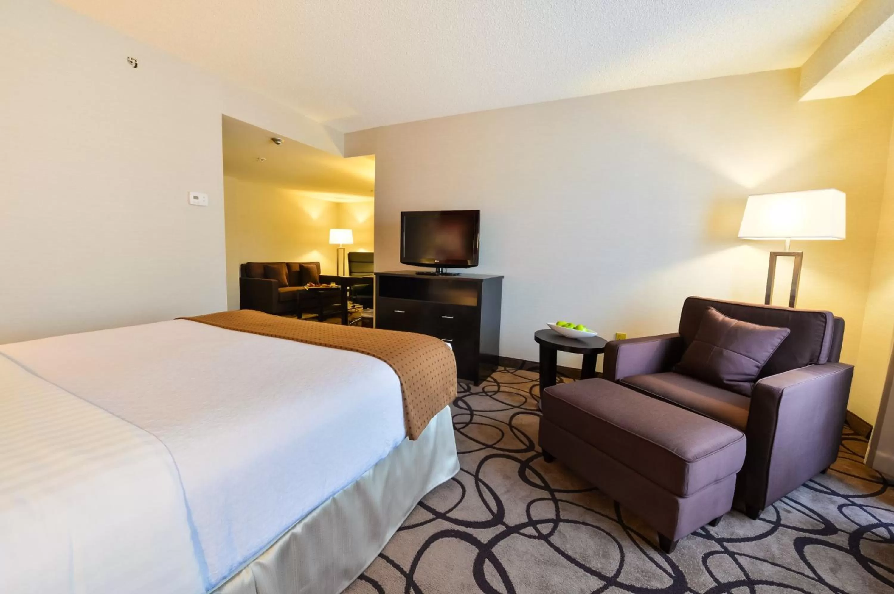Photo of the whole room, Bed in Holiday Inn Montreal Centre Ville Downtown by IHG