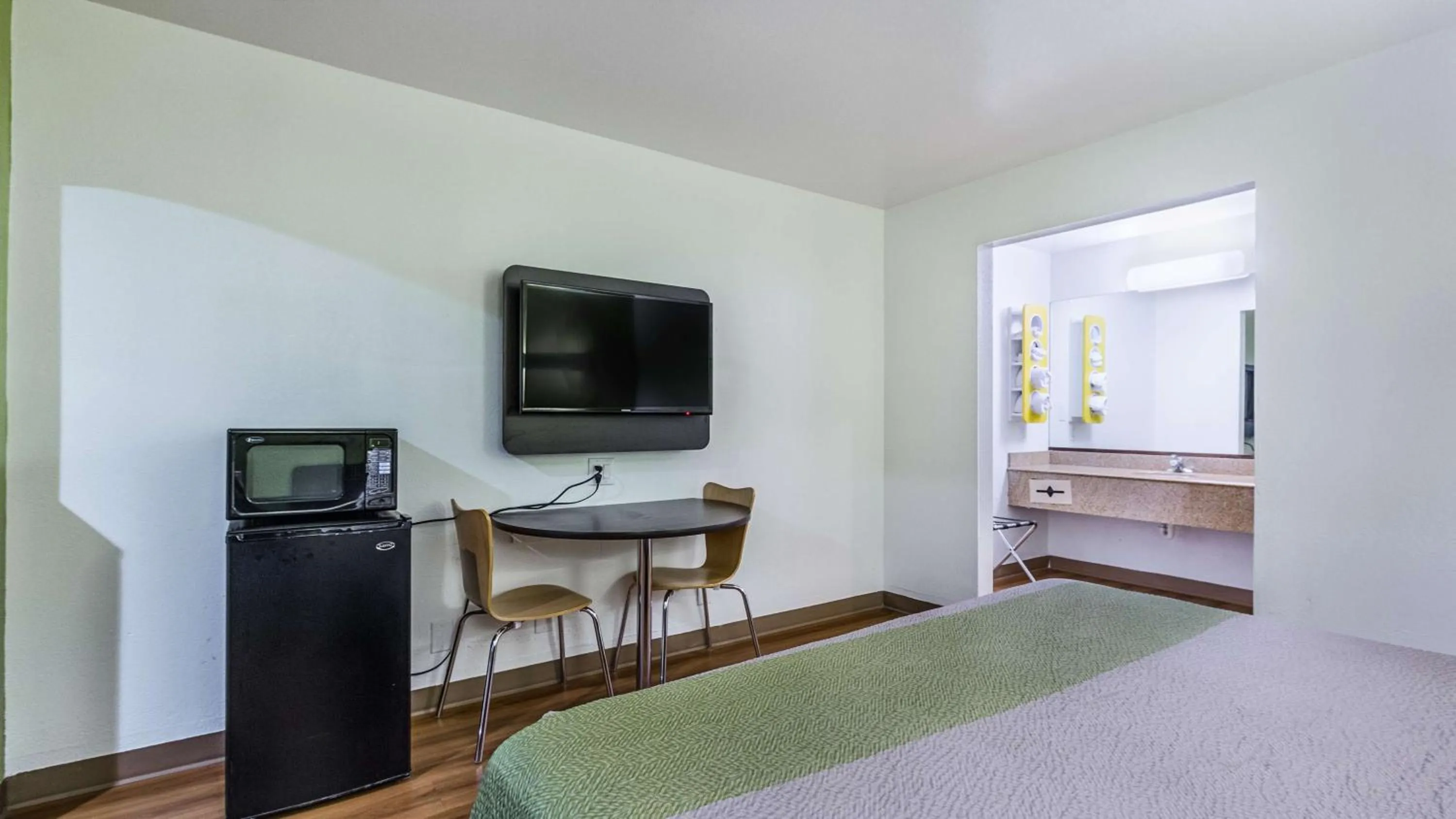 TV and multimedia, Bed in Motel 6-San Marcos, TX - North