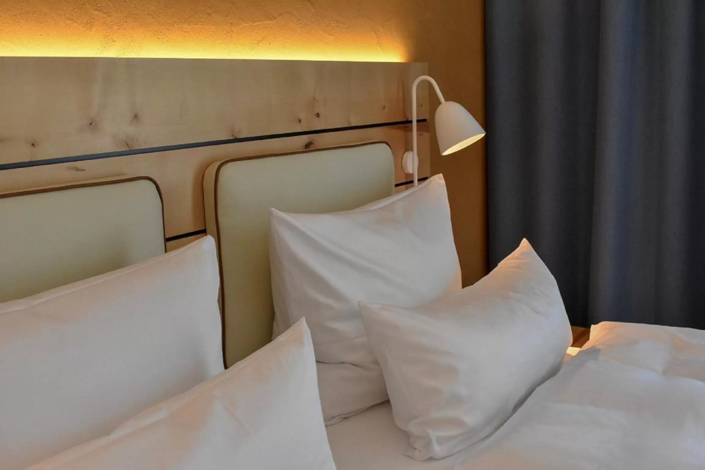 Decorative detail, Bed in Walhalla Hotel Regensburg Hoeferer 4 Sterne Superior