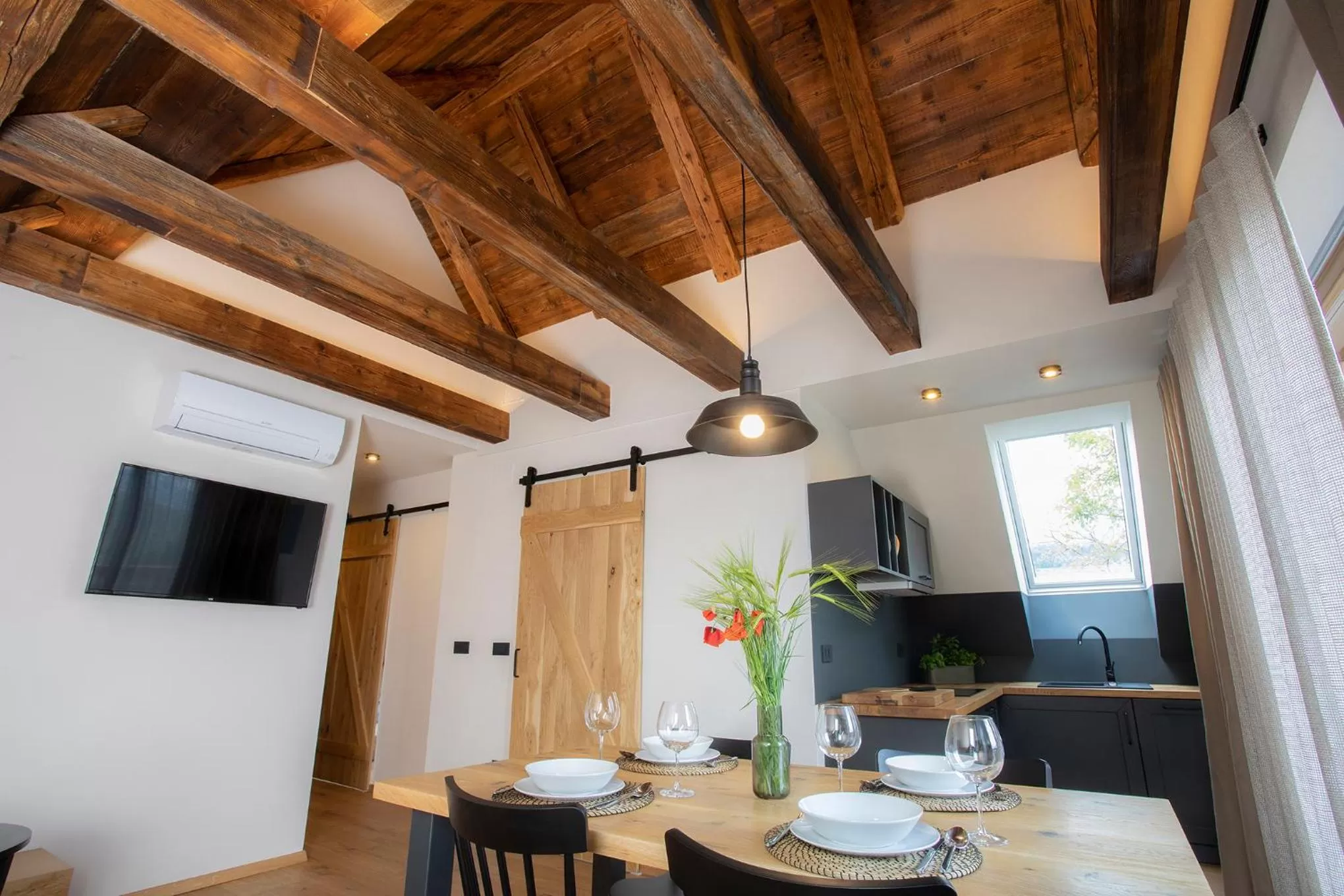 TV and multimedia, TV/Entertainment Center in House Troha