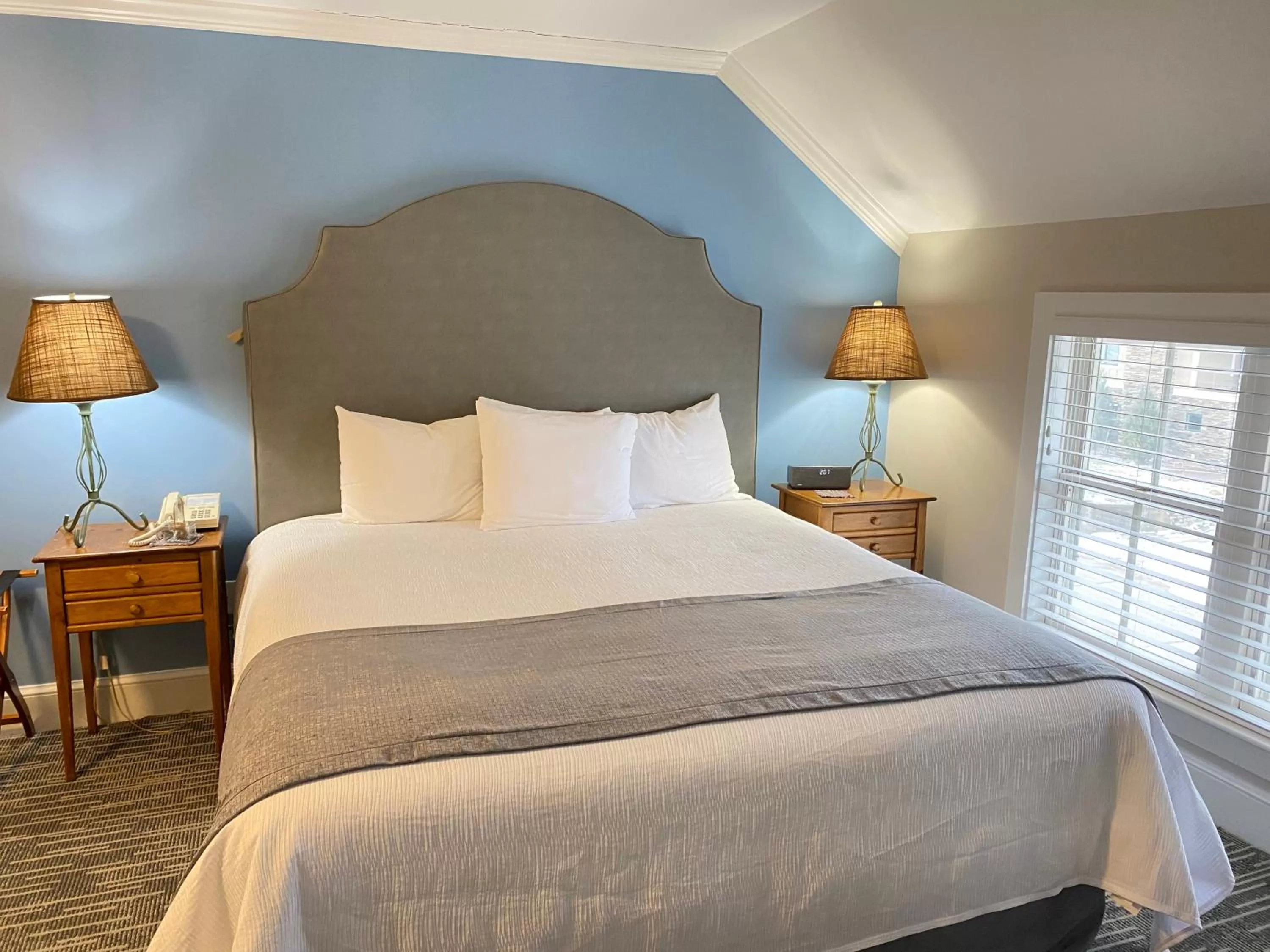 Bed in Harbor House Inn