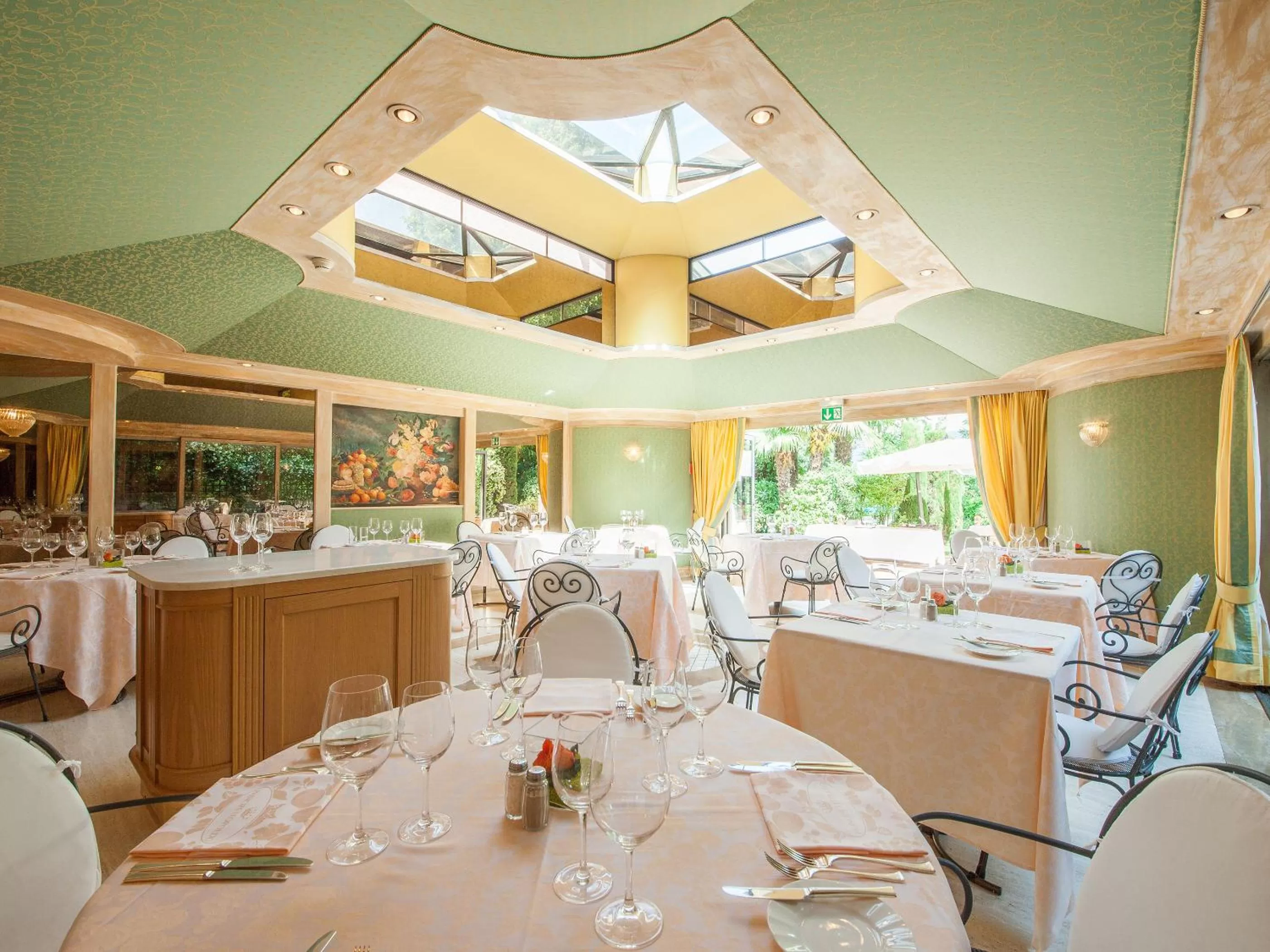 Restaurant/places to eat in Park Hotel Principe