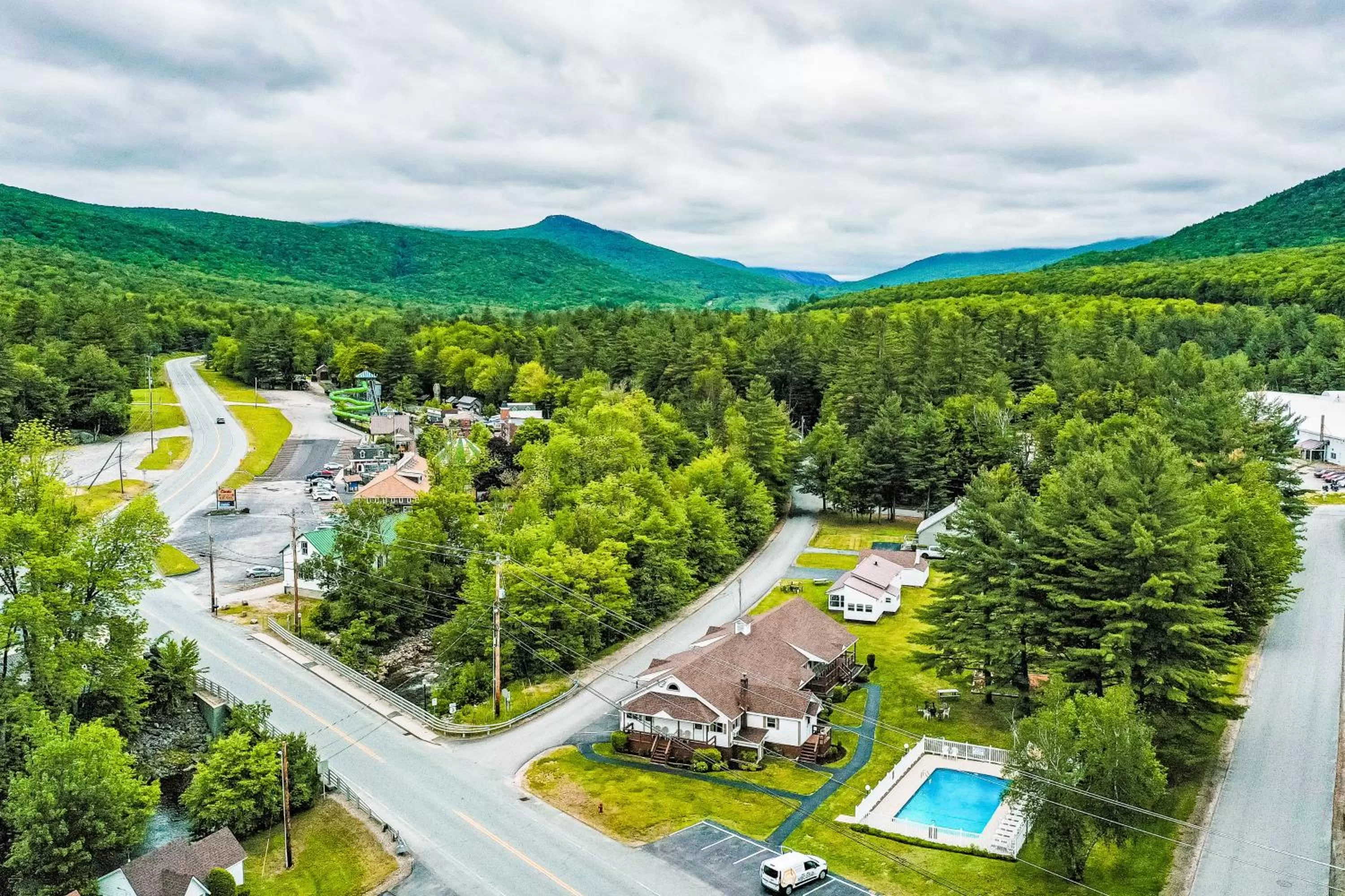 Bird's-eye View in Riverbank Motel and Cabins Managed by Vacasa