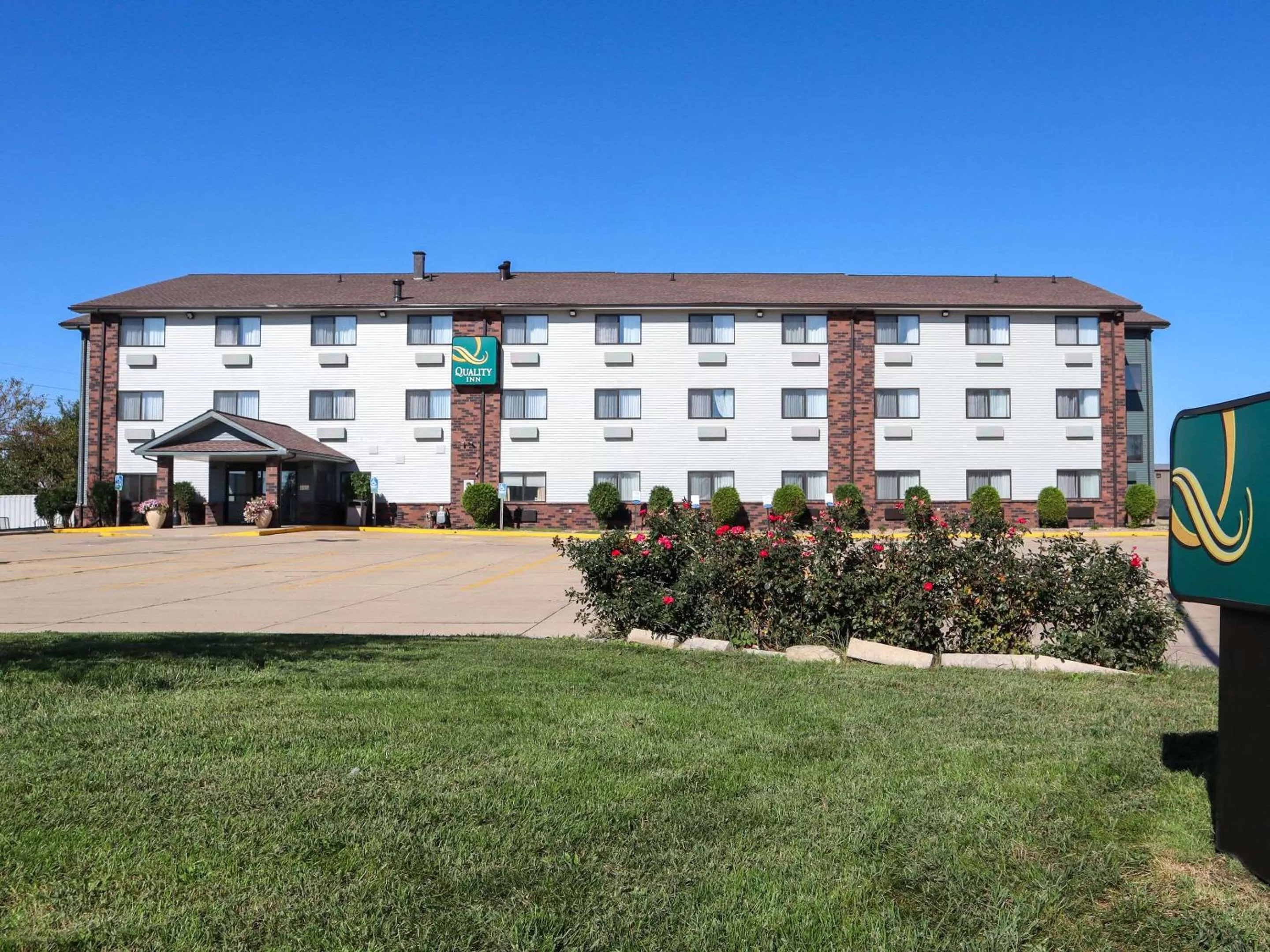 Property building in Quality Inn & Suites Bloomington I-55 and I-74