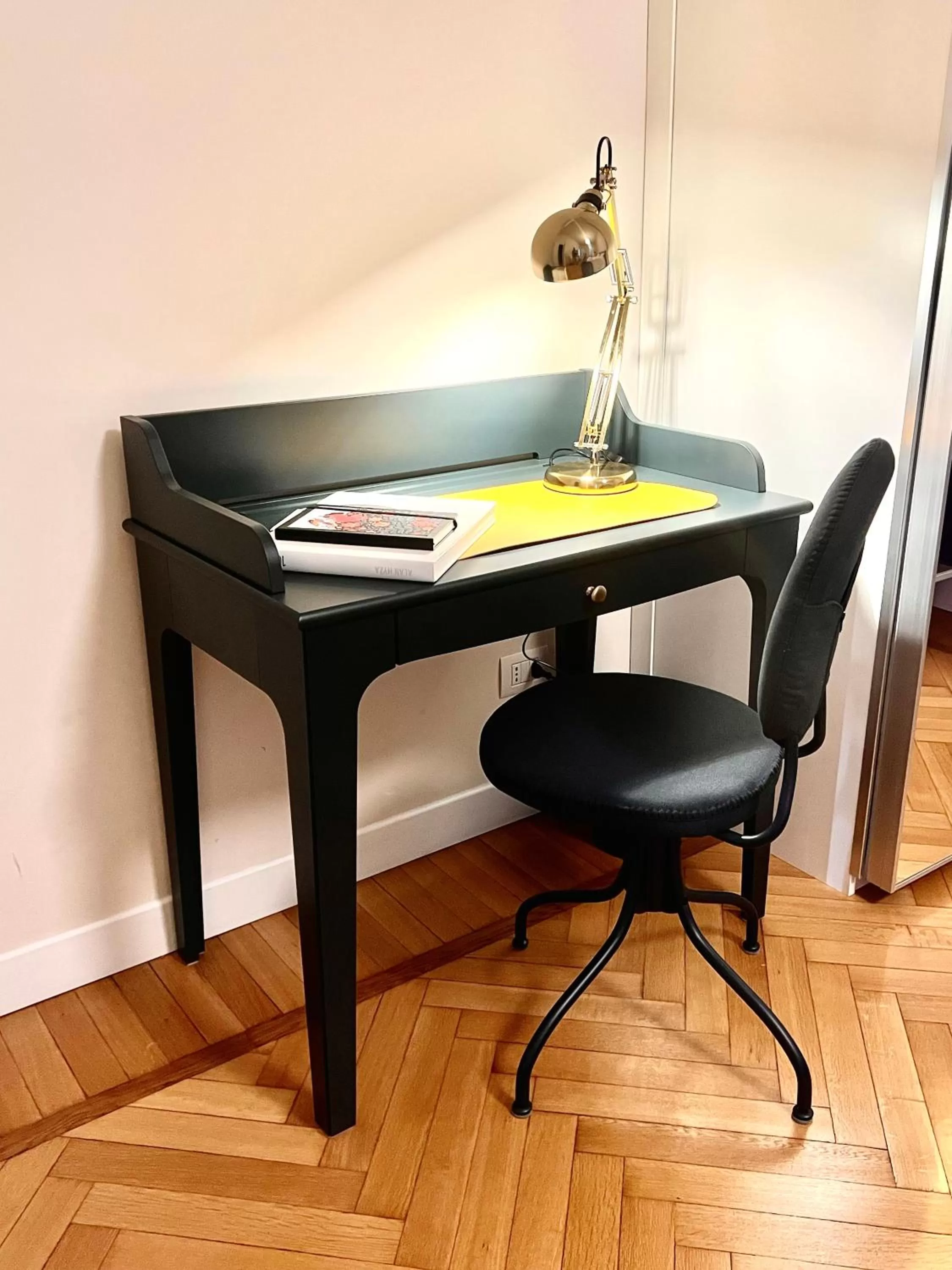 Seating area in B&B Liberty Suite Milan