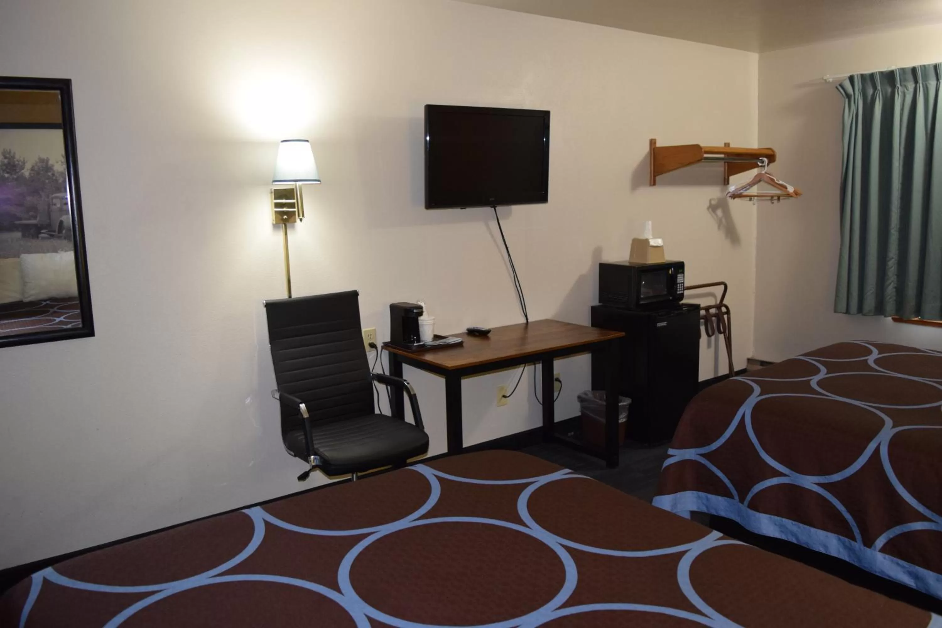 TV and multimedia, Bed in AmeriVu Inn and Suites Shawano WI