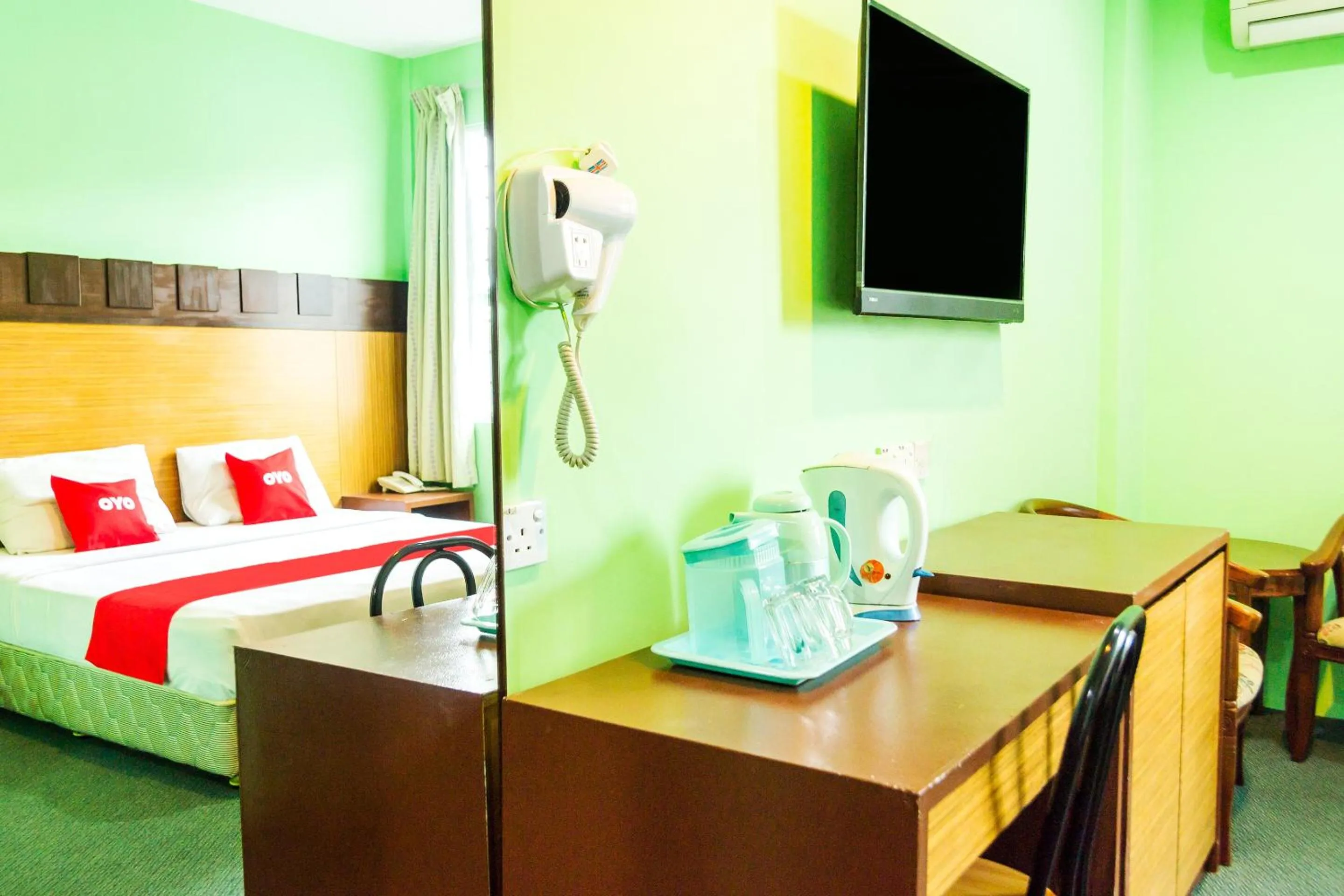 Bedroom, TV/Entertainment Center in OYO 89408 Royal Hotel