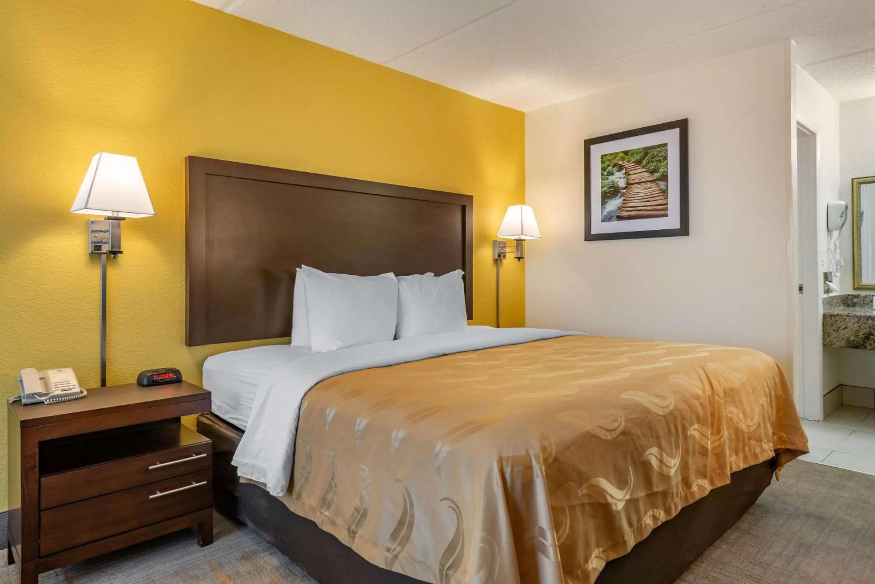 Photo of the whole room, Bed in Quality Inn and Suites Palatka Riverfront