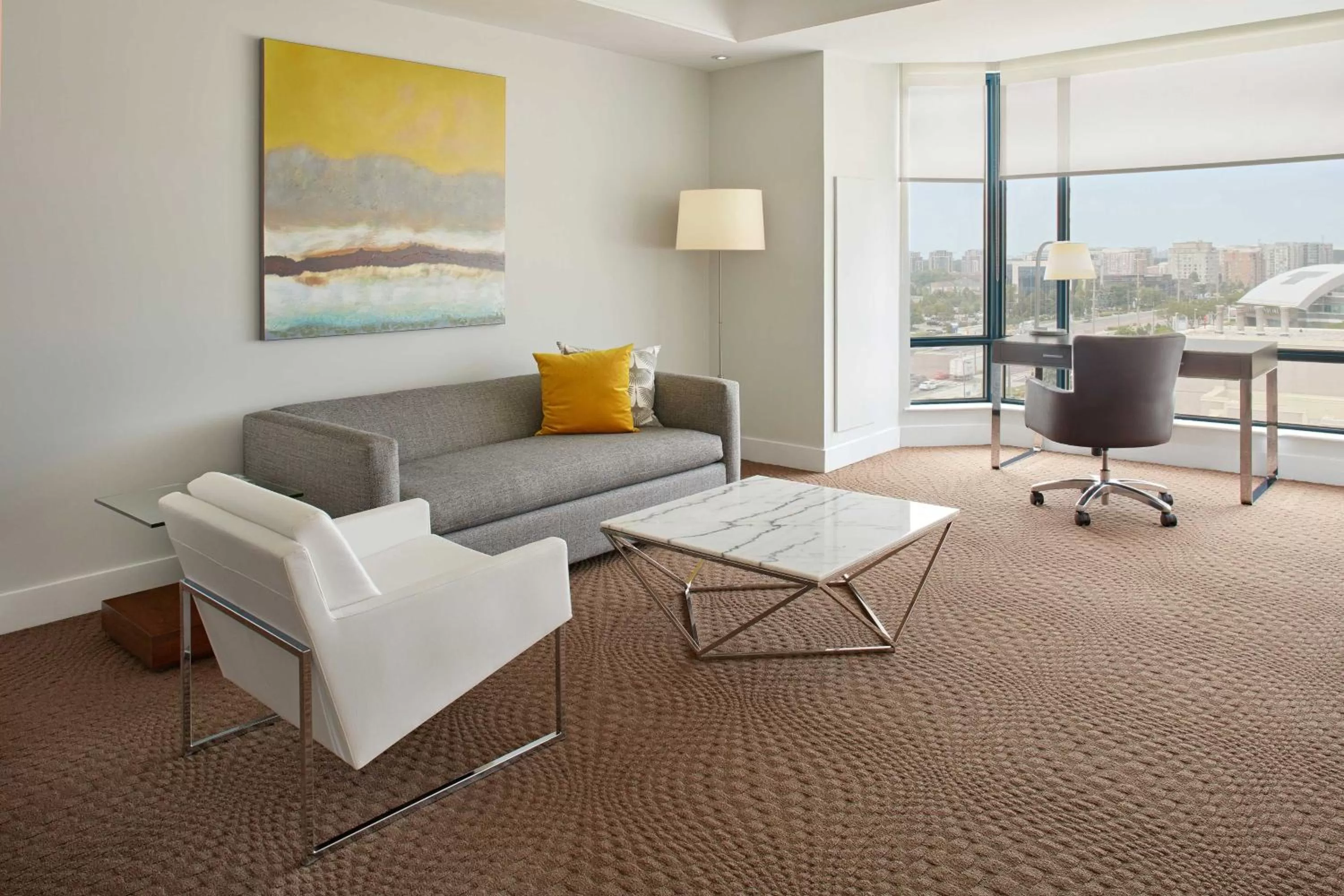 Living room in Sheraton Parkway Toronto North Hotel & Suites