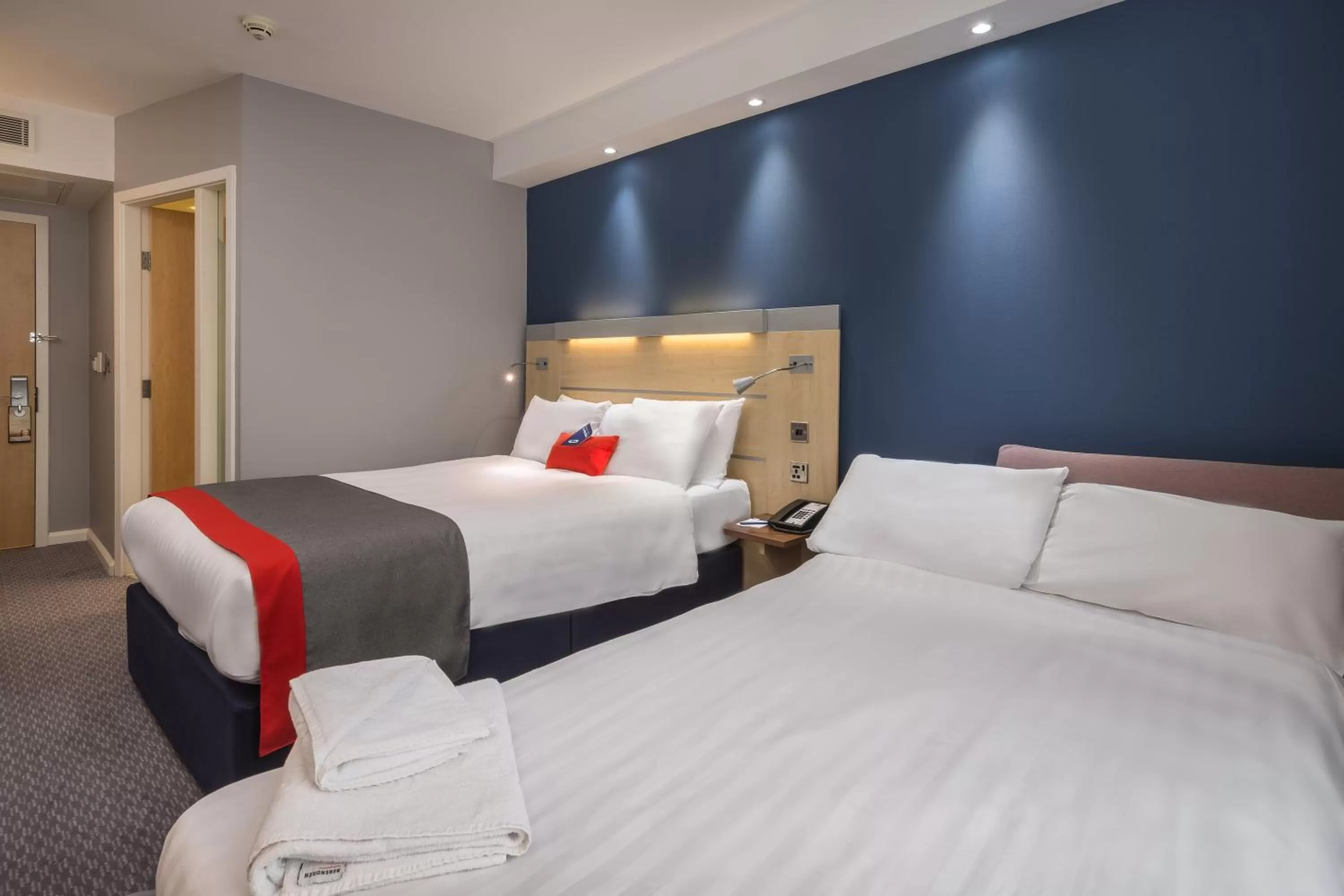 Photo of the whole room, Bed in Holiday Inn Express Kettering by IHG